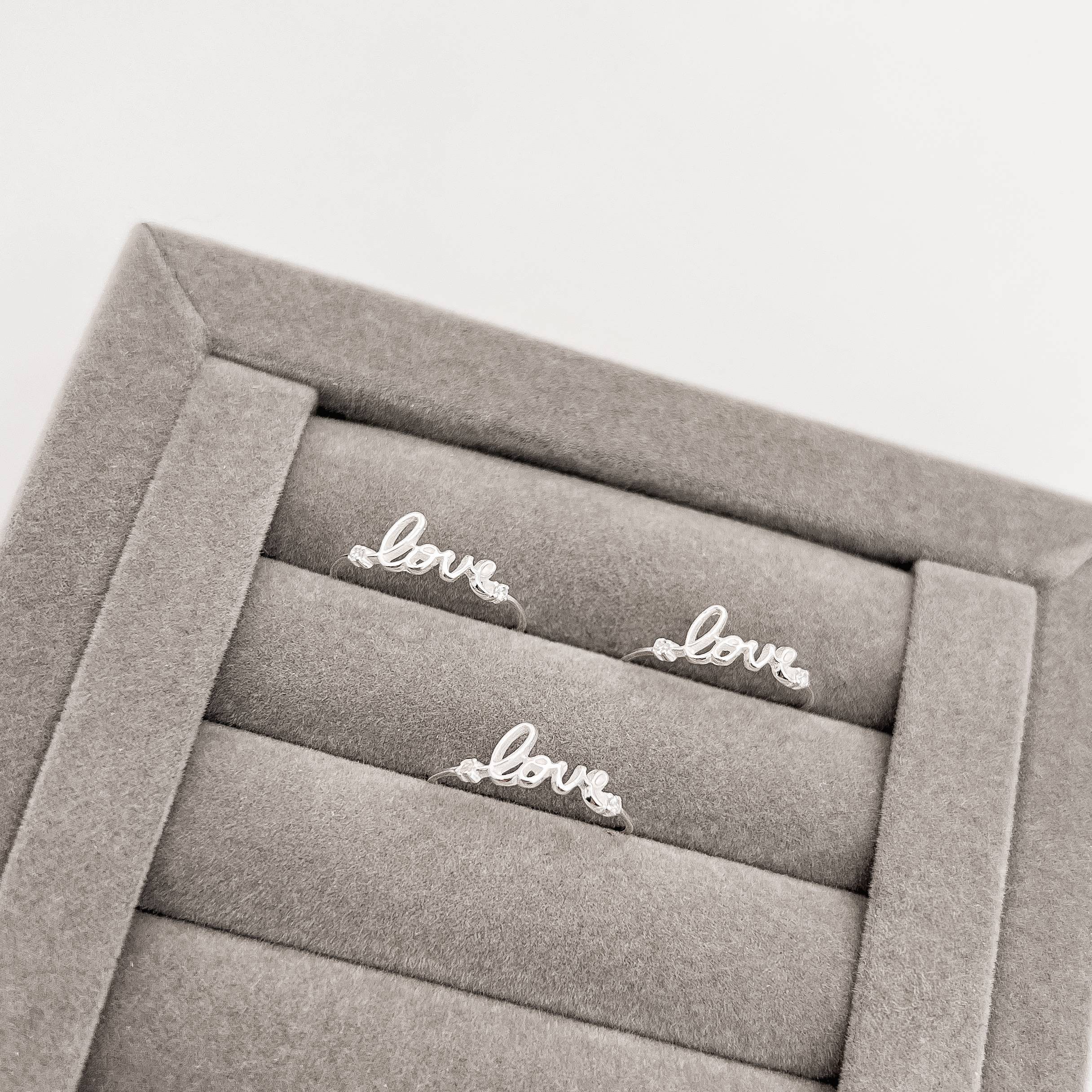 Anel escrito love detalhe zircônias fino