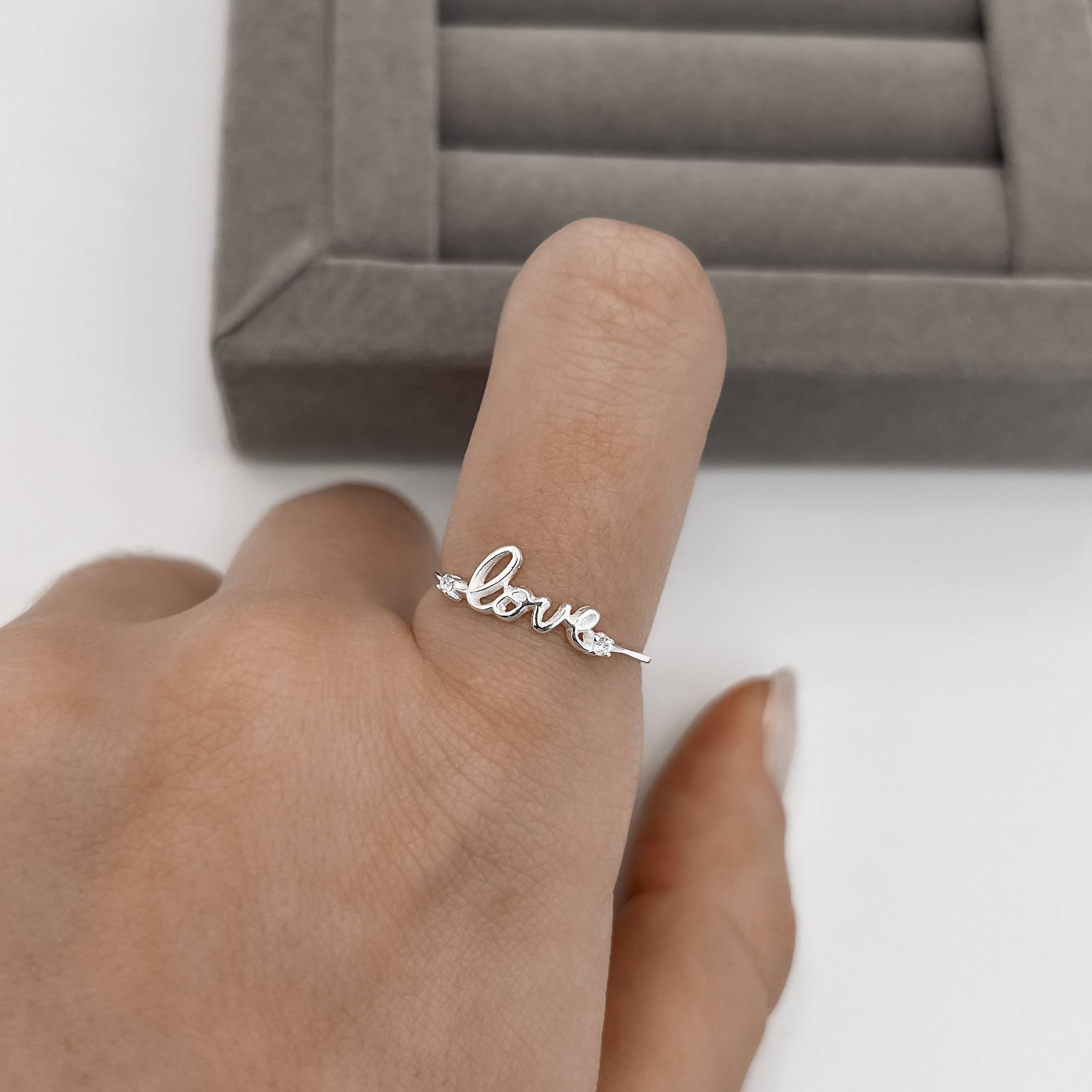 Imagem Secundária Anel escrito love detalhe zircônias fino