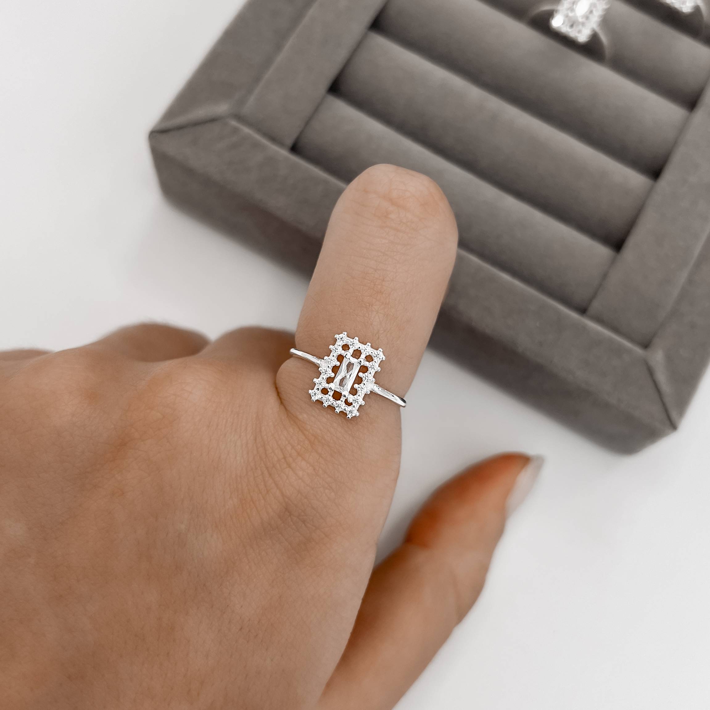 Imagem Secundária Anel zircônia retangular cristal com cravejado