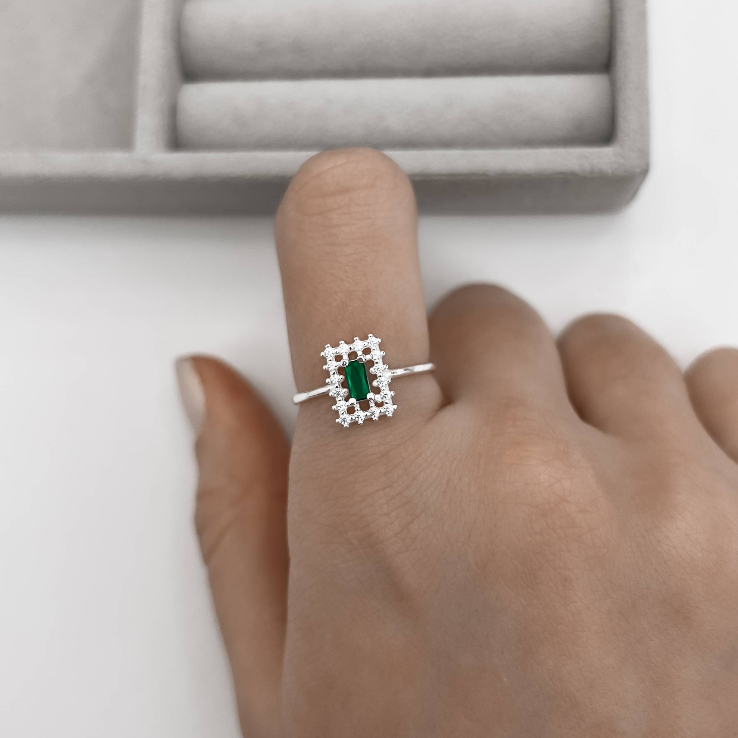 Imagem Anel zircônia retangular esmeralda com cravejado