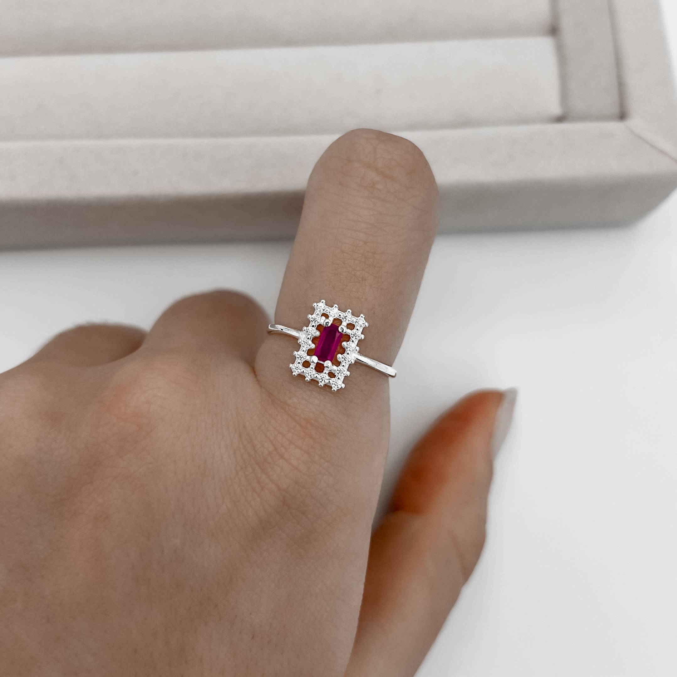 Imagem Secundária Anel zircônia retangular rubi com cravejado