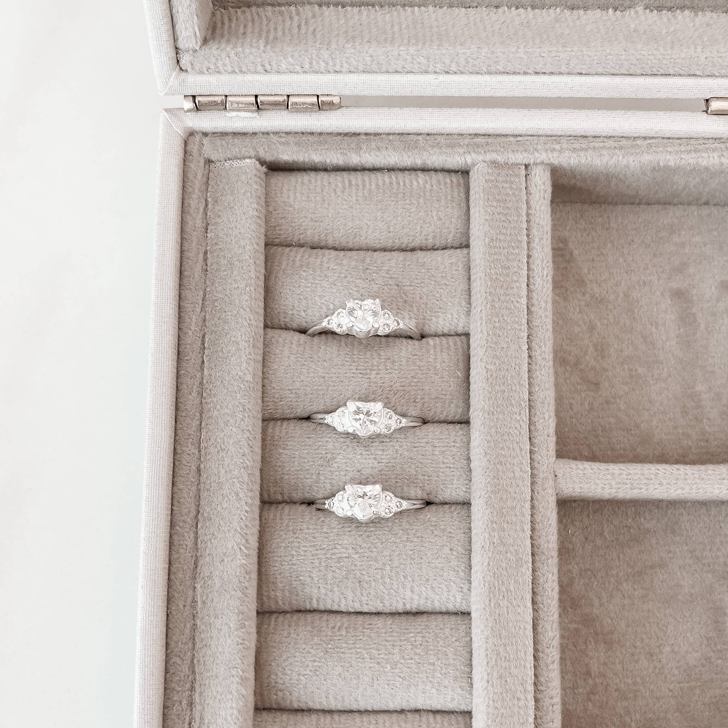 Imagem Secundária Anel solitário zircônia coração detalhe cravejado