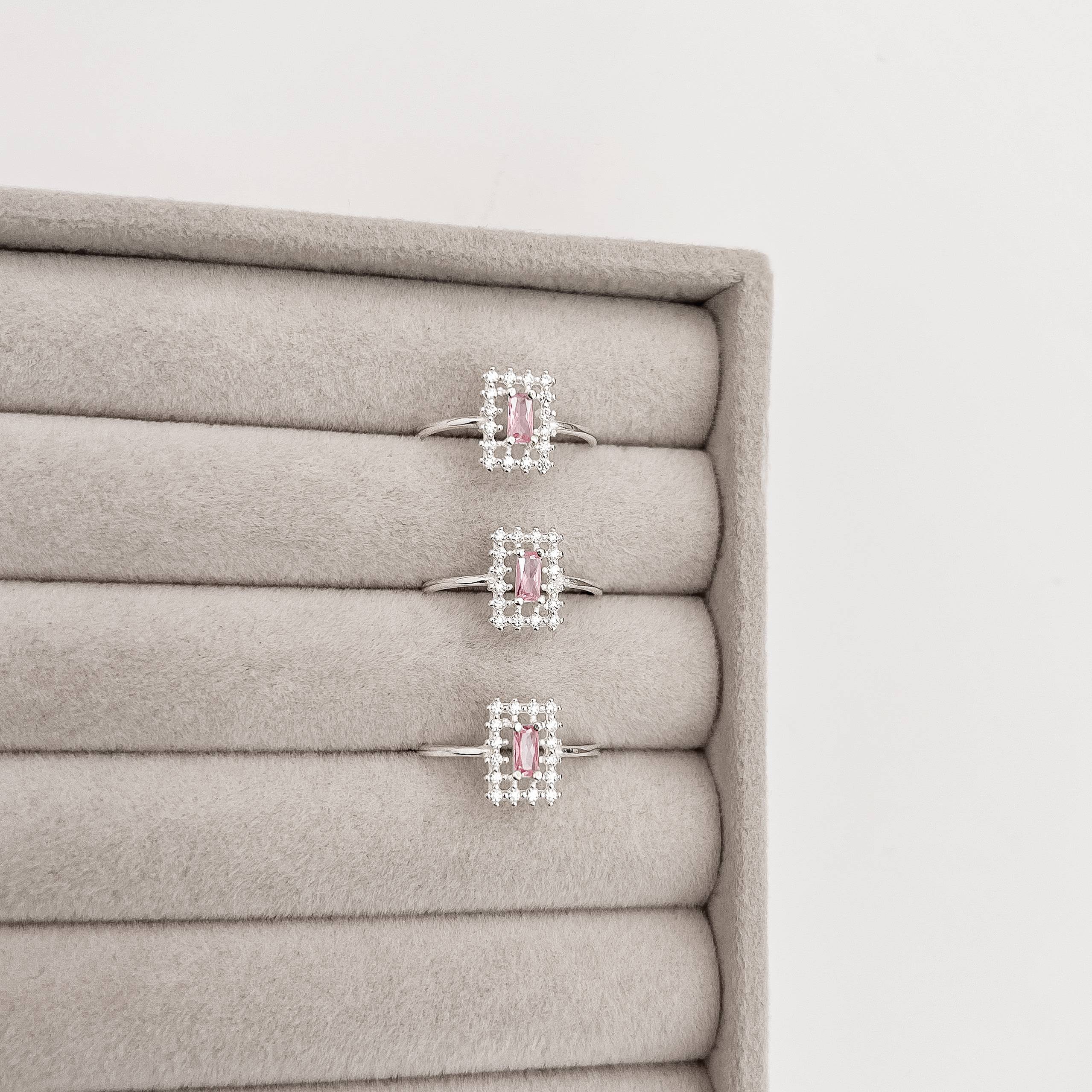 Imagem Secundária Anel zircônia retangular rosa com cravejado