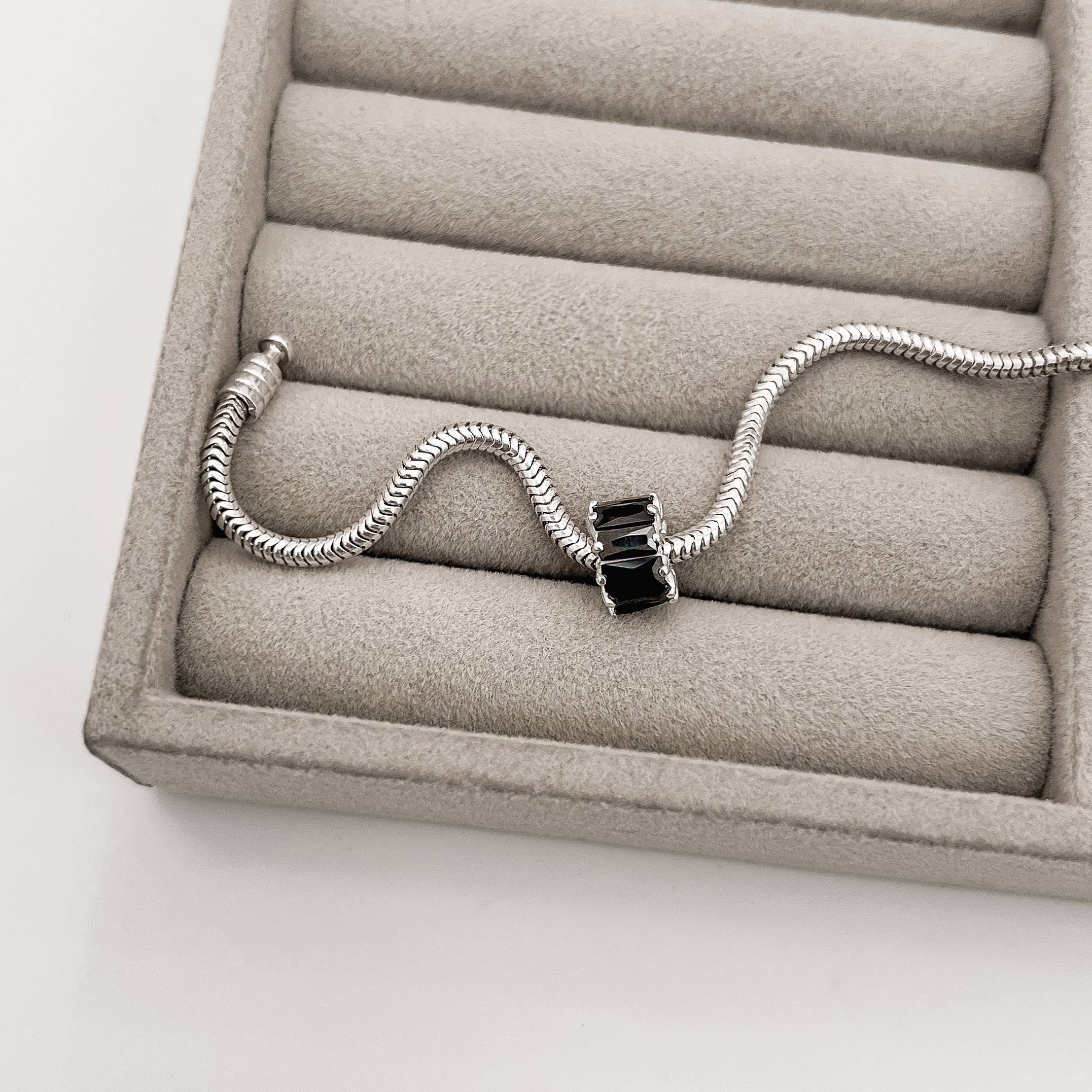 Berloque separador zircônias retangulares ônix 9mm