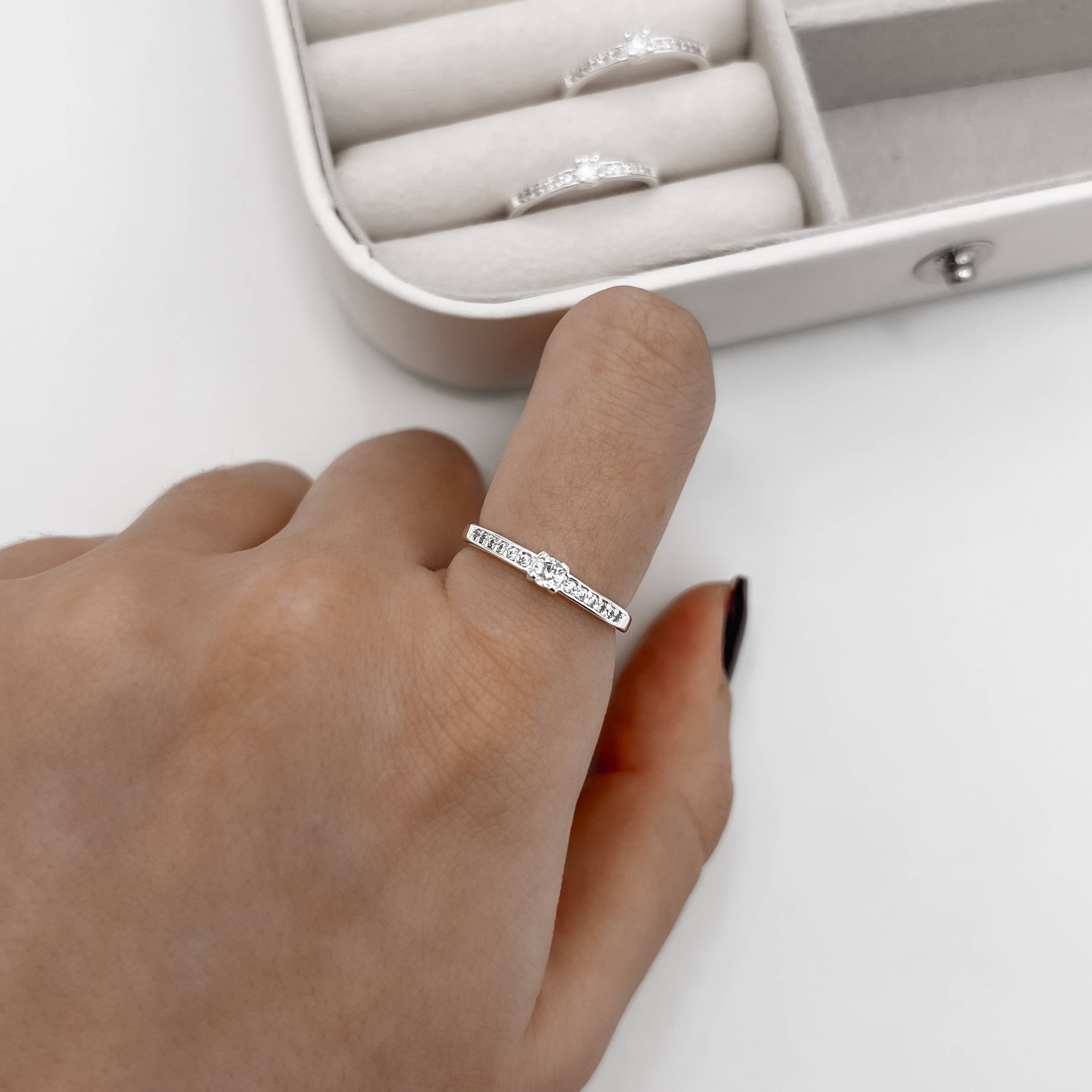 Imagem Secundária Anel meia aliança embutida com solitário 