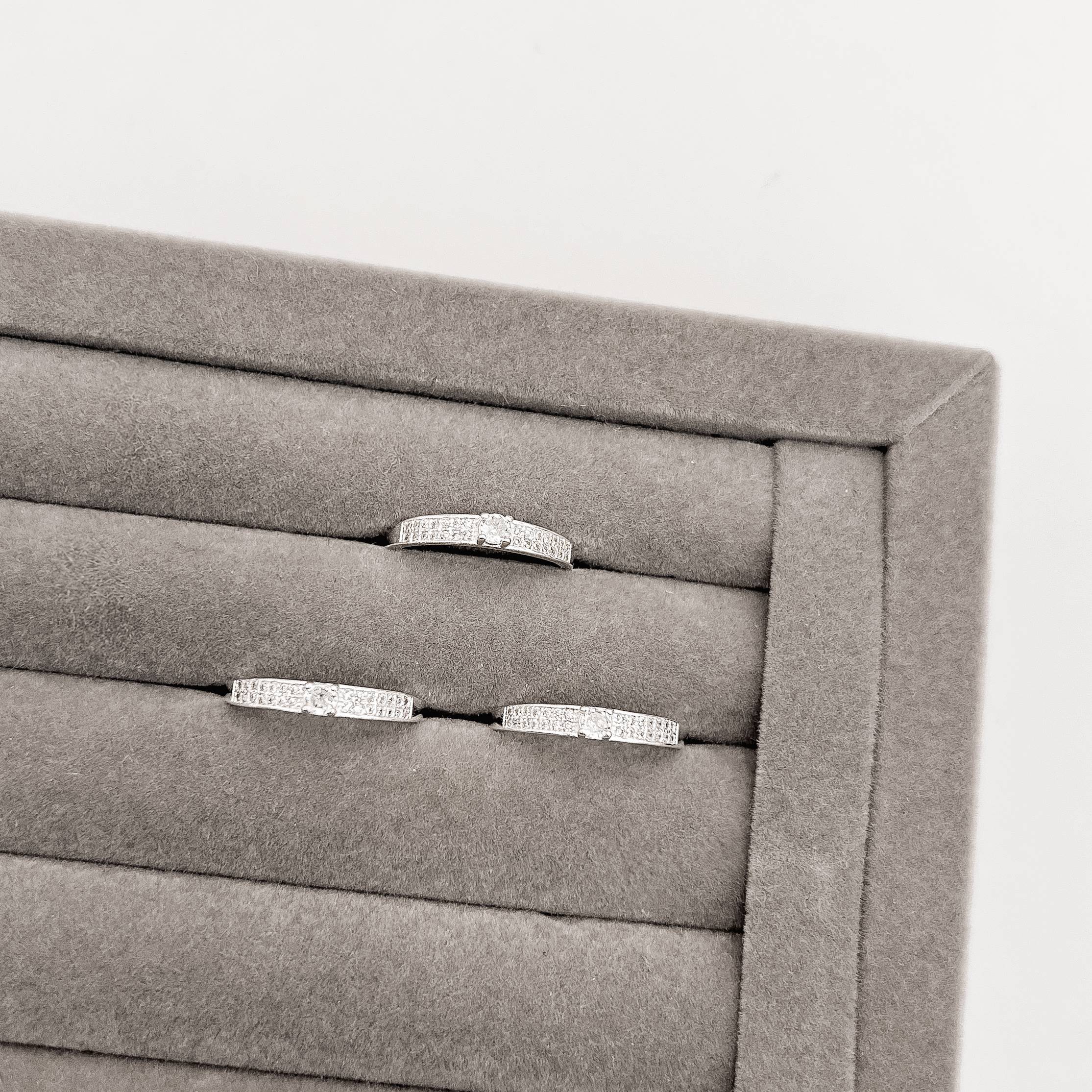 Imagem Anel meia aliança duplo cravejado com solitário 