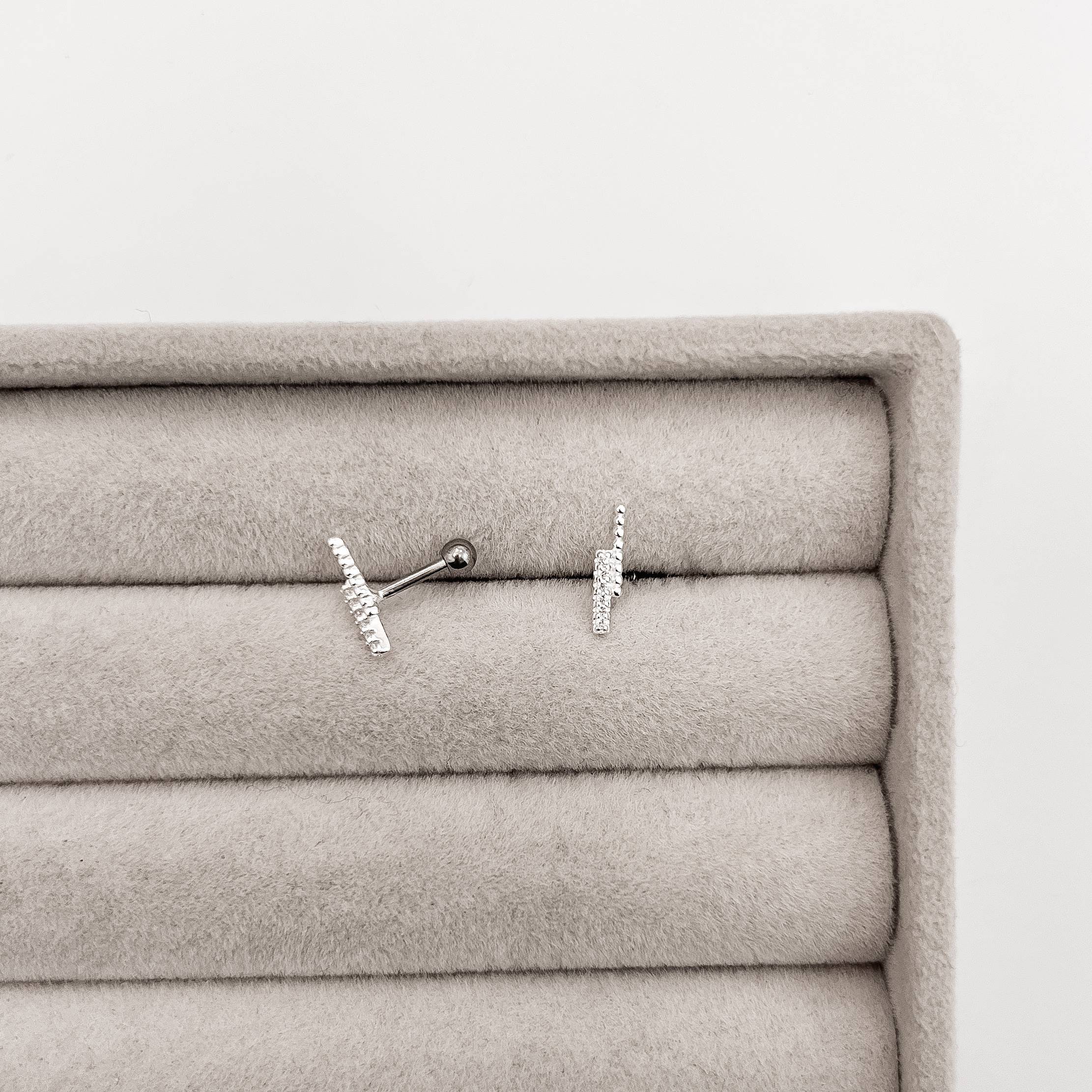 Piercing haste palitos fio bolinha e cravejado 11mm orelha direita