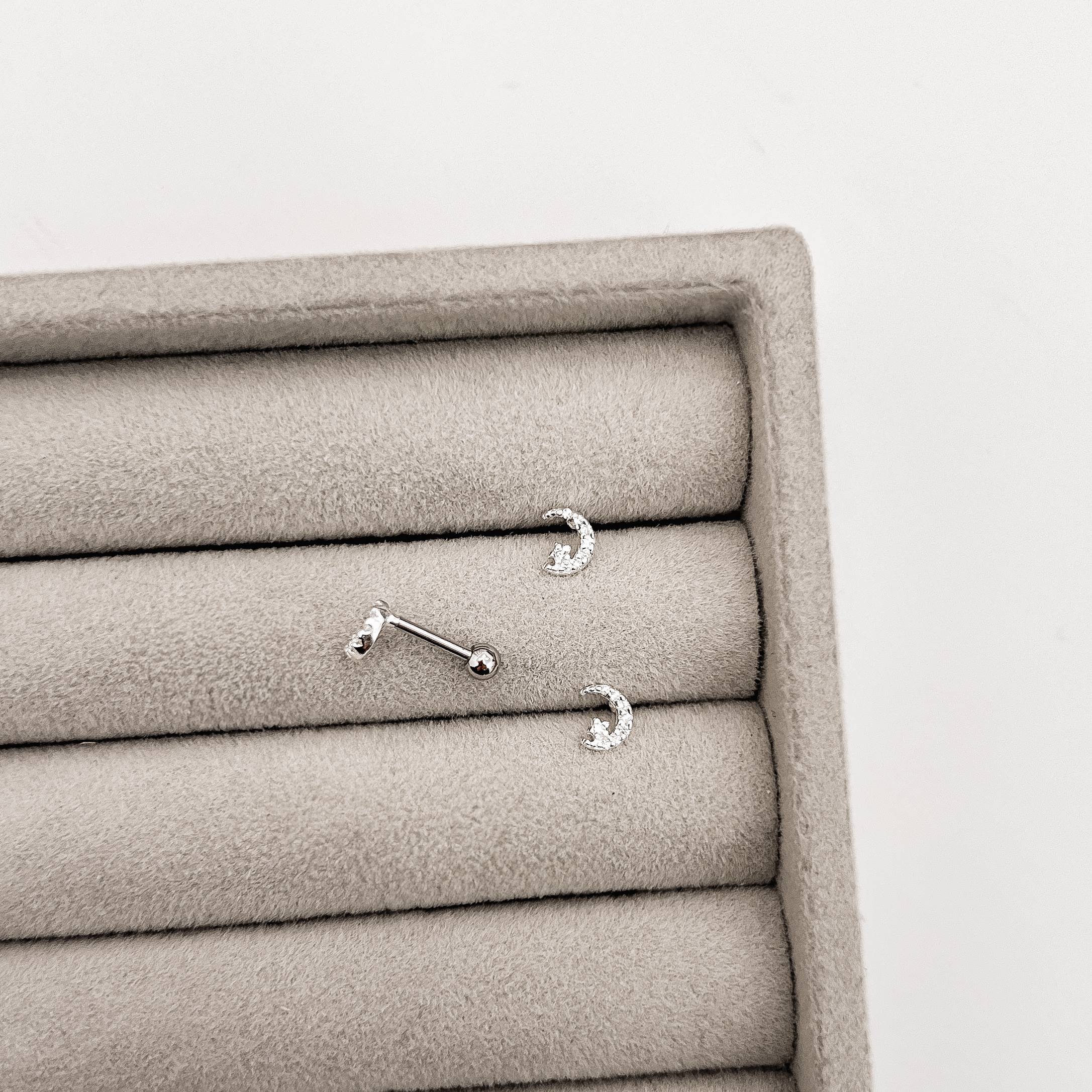 Piercing haste lua cravejada com estrela 5mm orelha esquerda