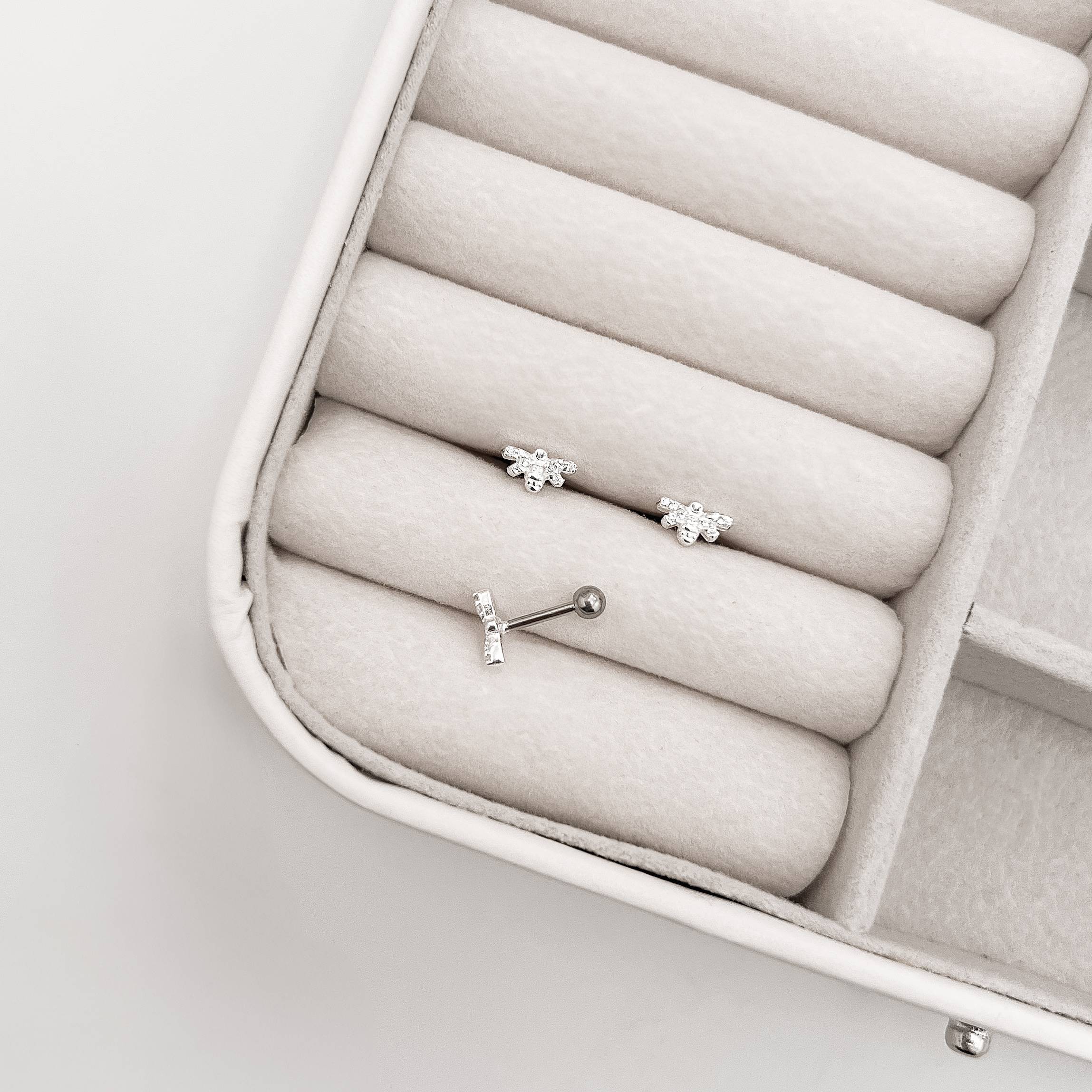 Piercing haste abelha cravejada 7mm