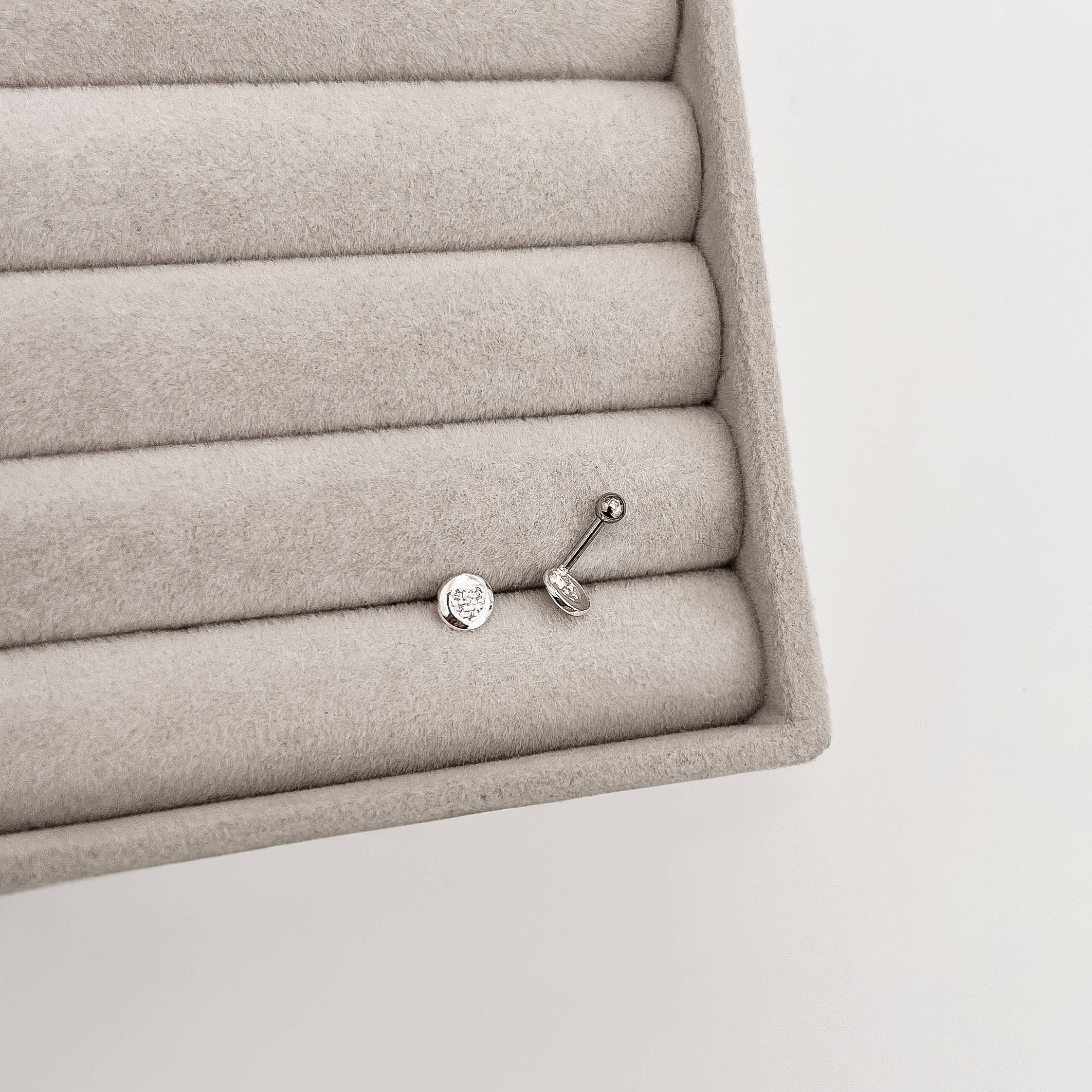 Piercing haste círculo com coração cravejado 5mm