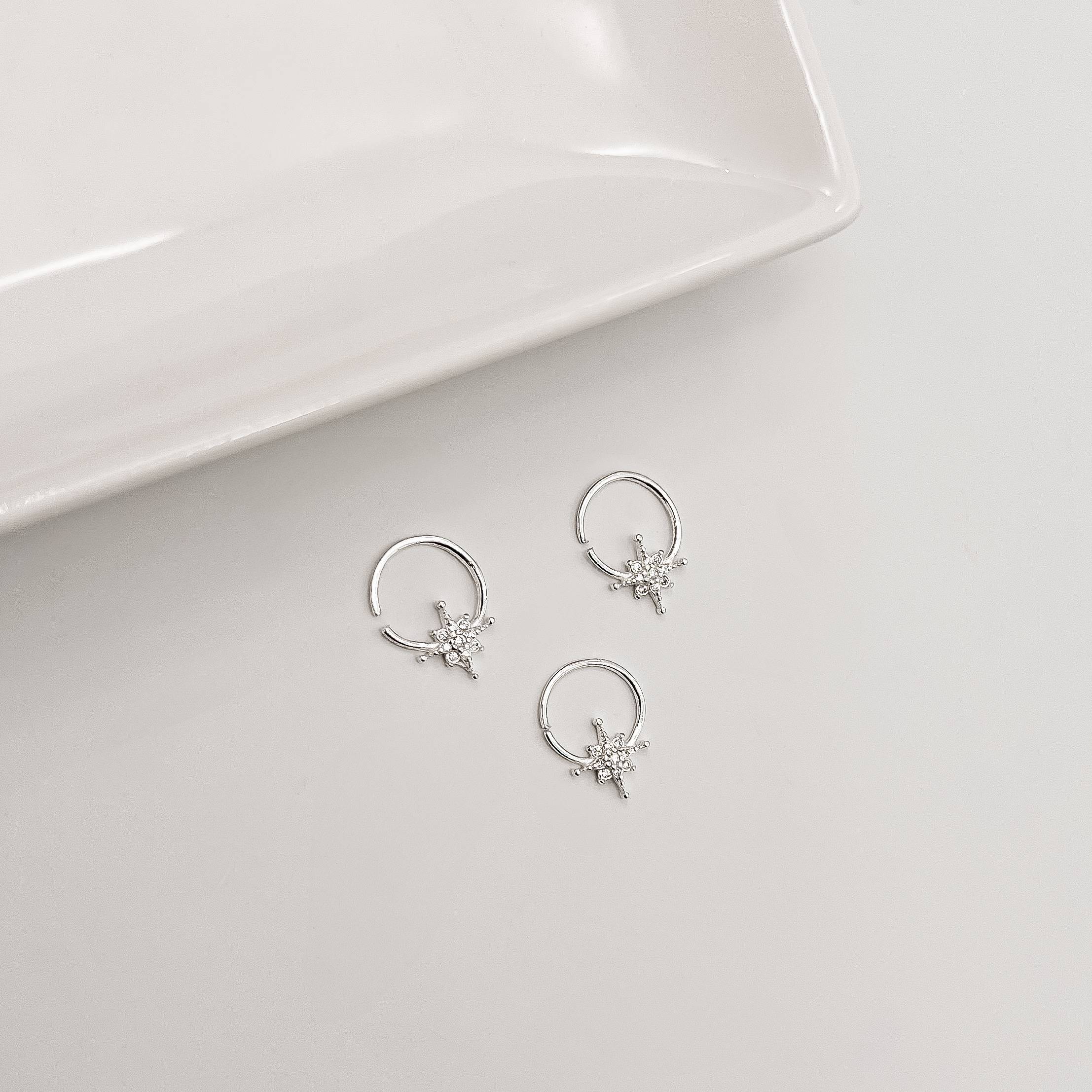 Piercing argola com detalhe estrela 8 pontas cravejada 11mm