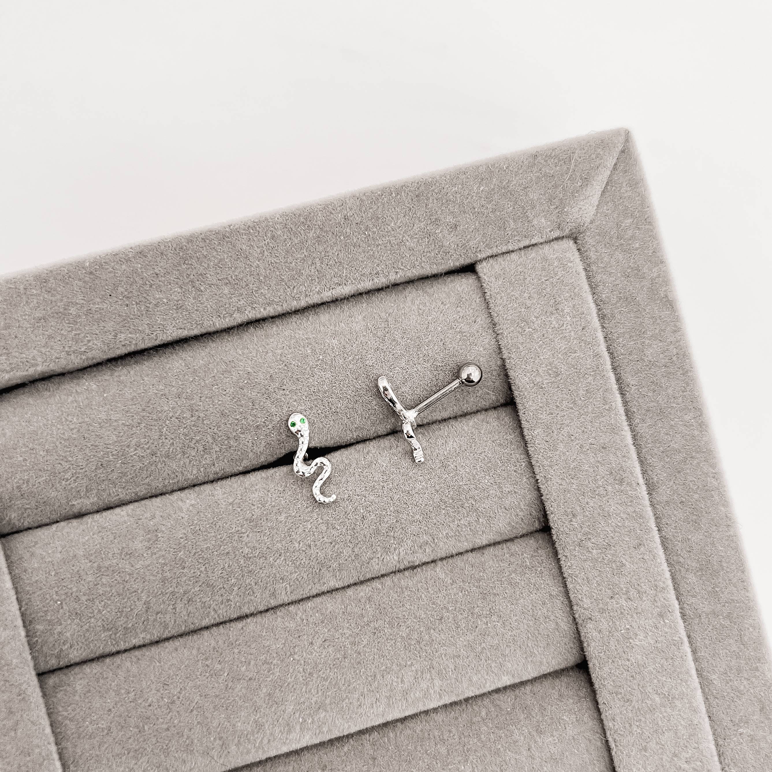 Piercing haste cobra desenhada com zircônia verde 12mm orelha esquerda