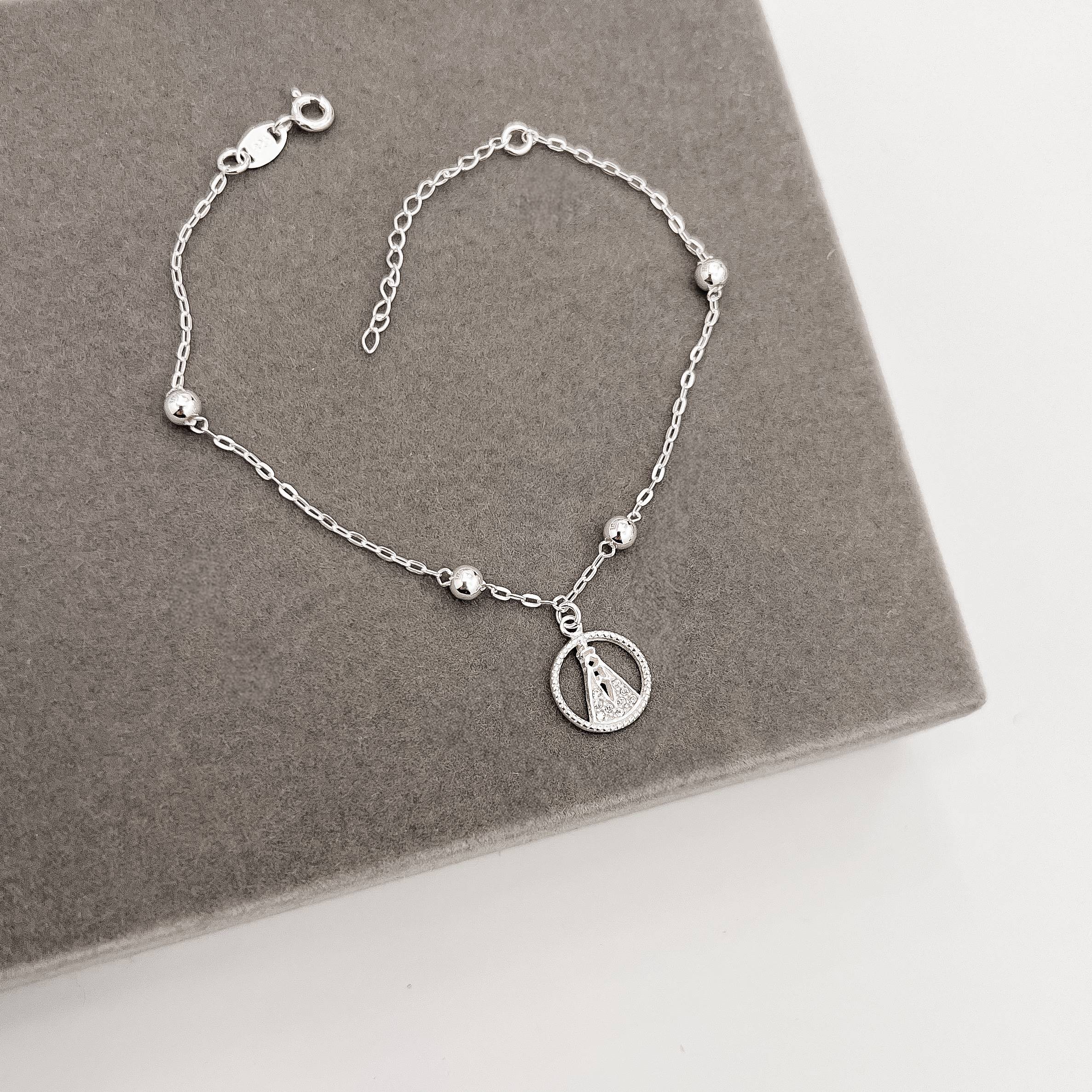 Pulseira entremeio bolas com pingente medalha Nsa. Sra. Aparecida cravejada 12mm