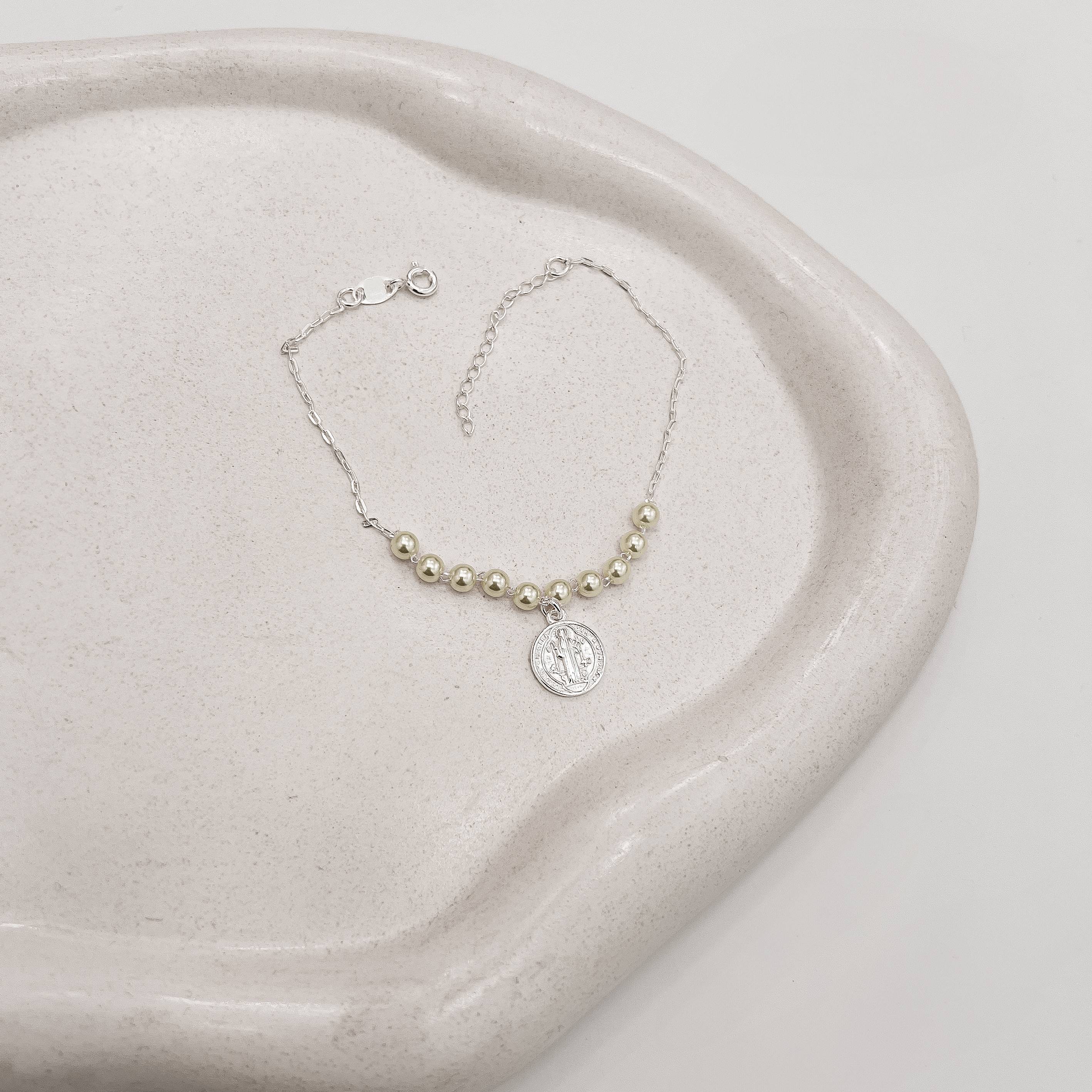 Pulseira entremeio pérolas com pingente medalha São Bento 11mm