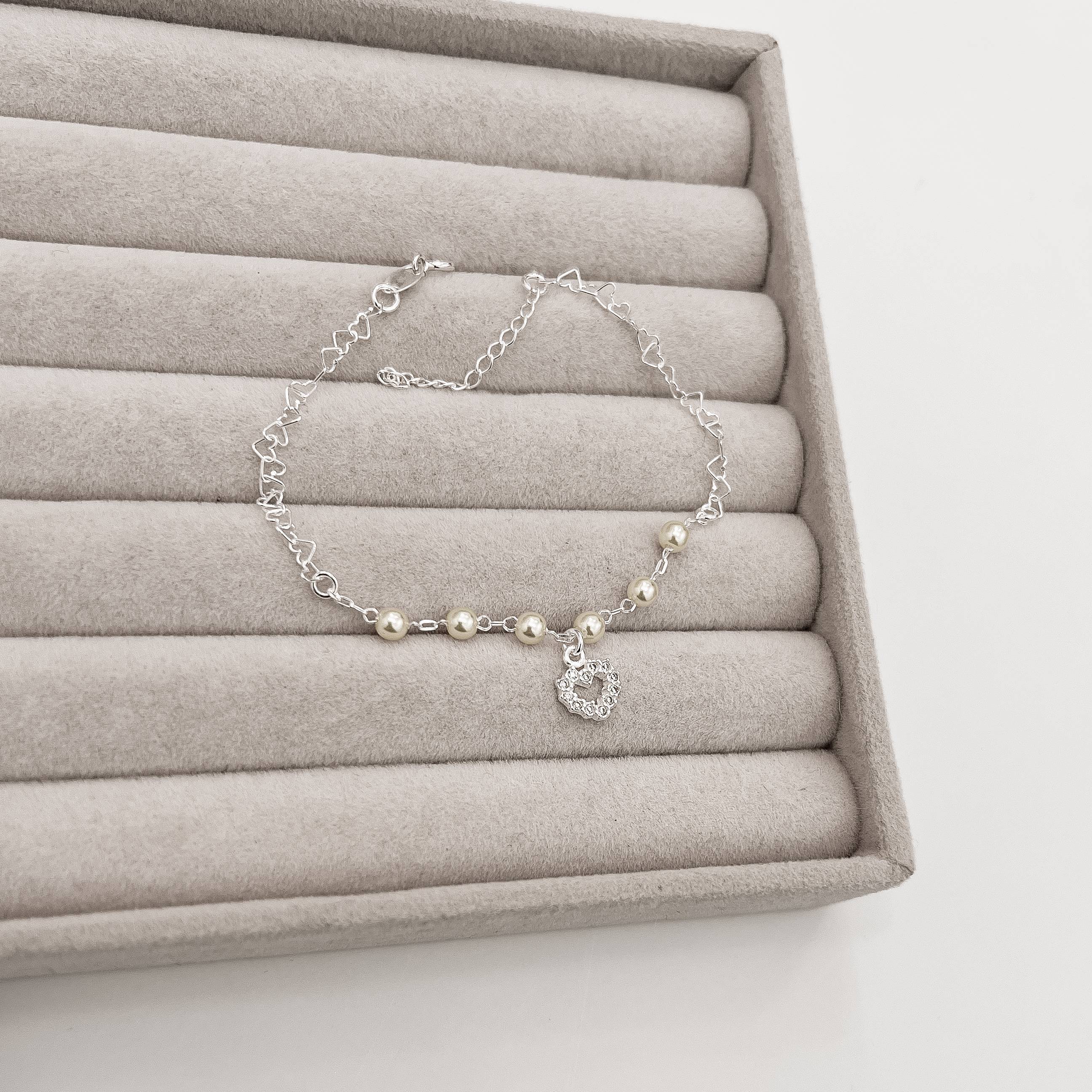 Pulseira corrente coração entremeio pérolas com pingente coração vazado cravejado 8mm