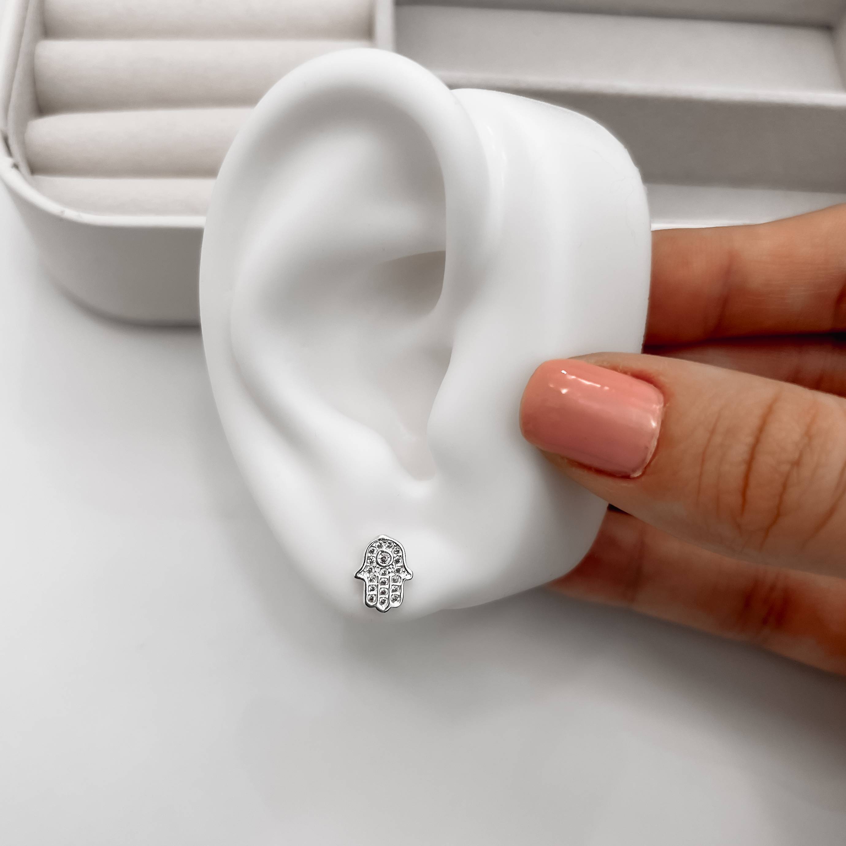 Imagem Brinco mão cravejada 9mm