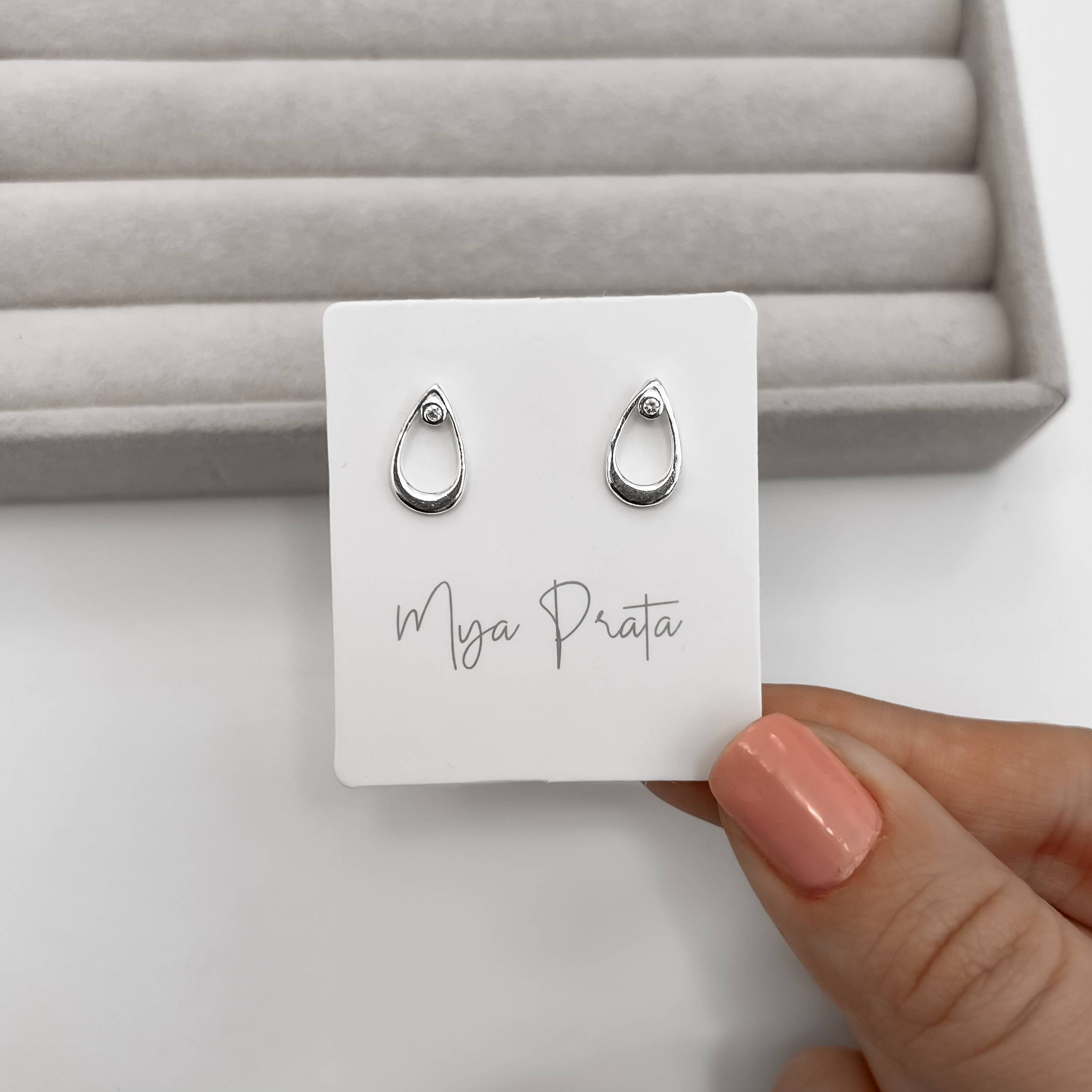 Imagem Secundária Brinco gota vazada detalhe zircônia 12mm