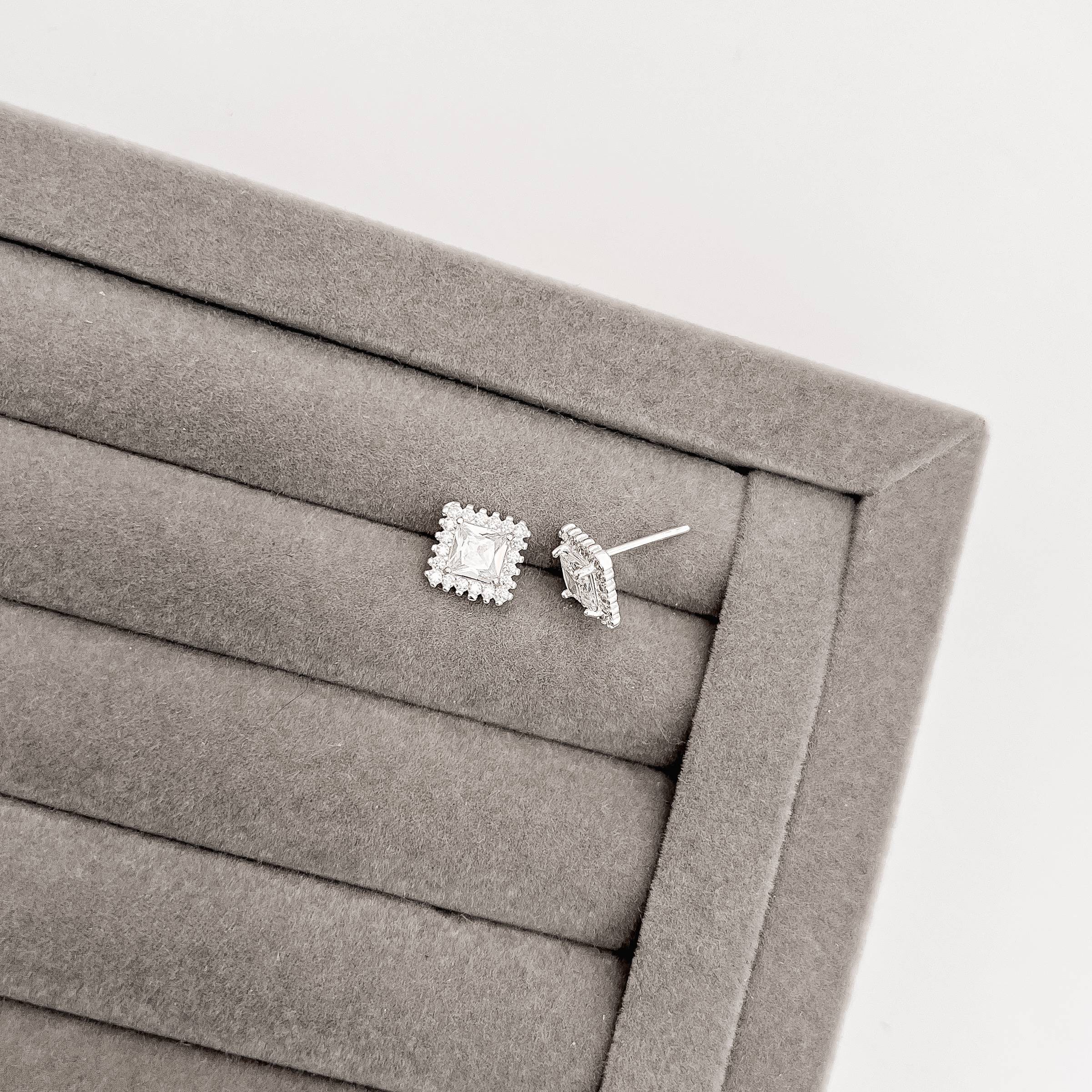 Imagem Brinco zircônia quadrada com cravejado 9mm