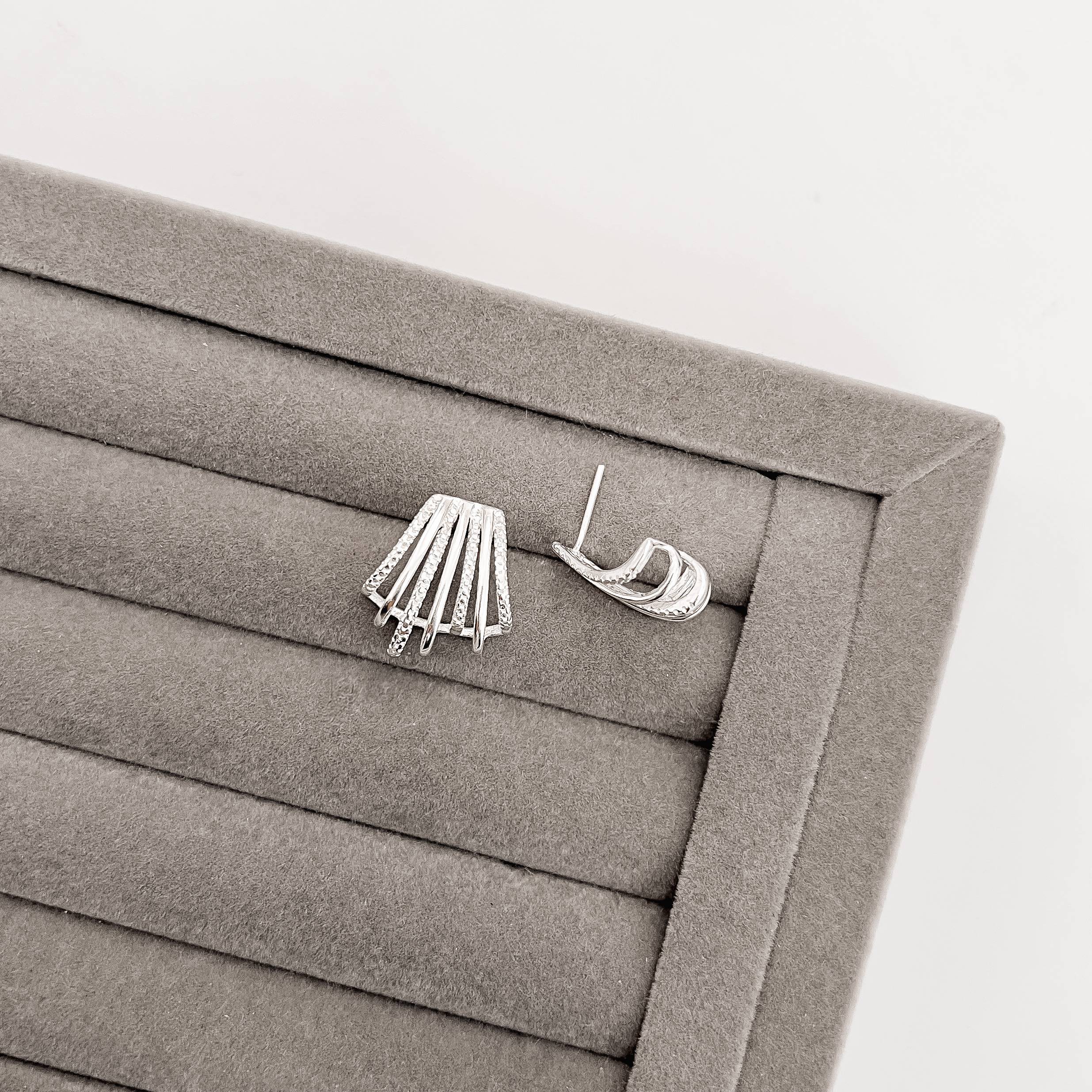 Imagem Brinco fios lisos e desenhados 19mm