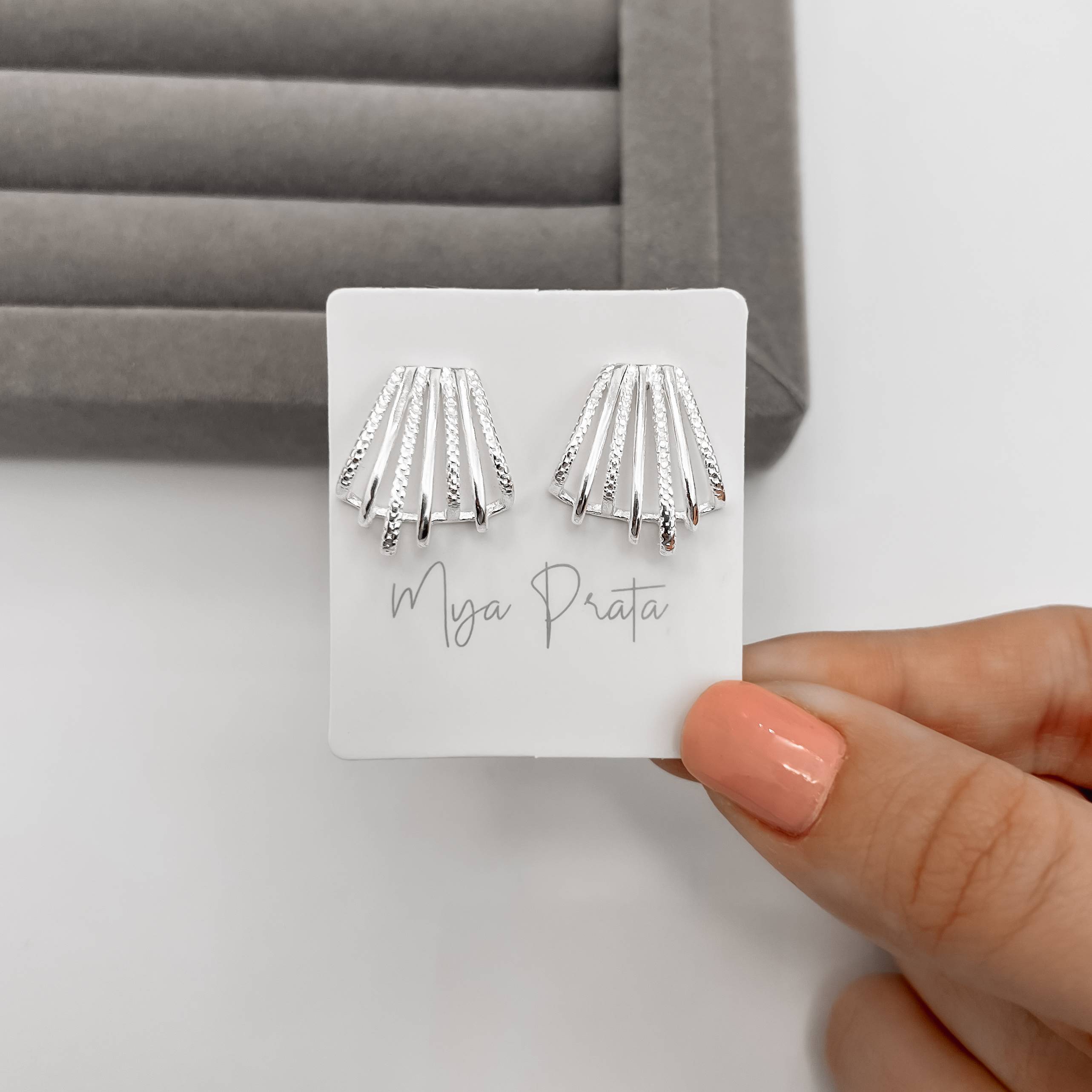 Imagem Secundária Brinco fios lisos e desenhados 19mm