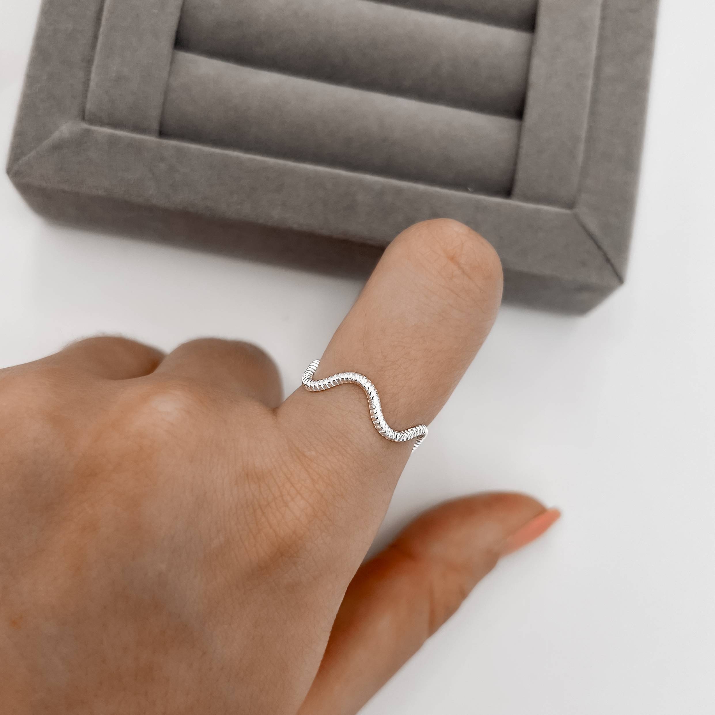 Imagem Secundária Anel ondulado riscado