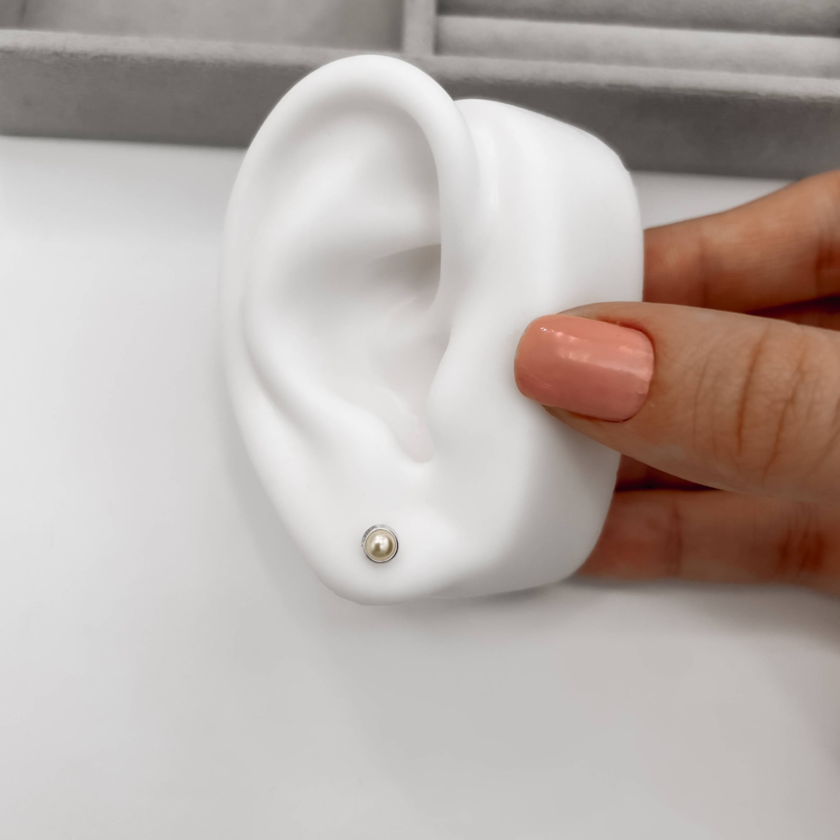 Imagem Brinco infantil meia pérola 5mm tarraxa baby