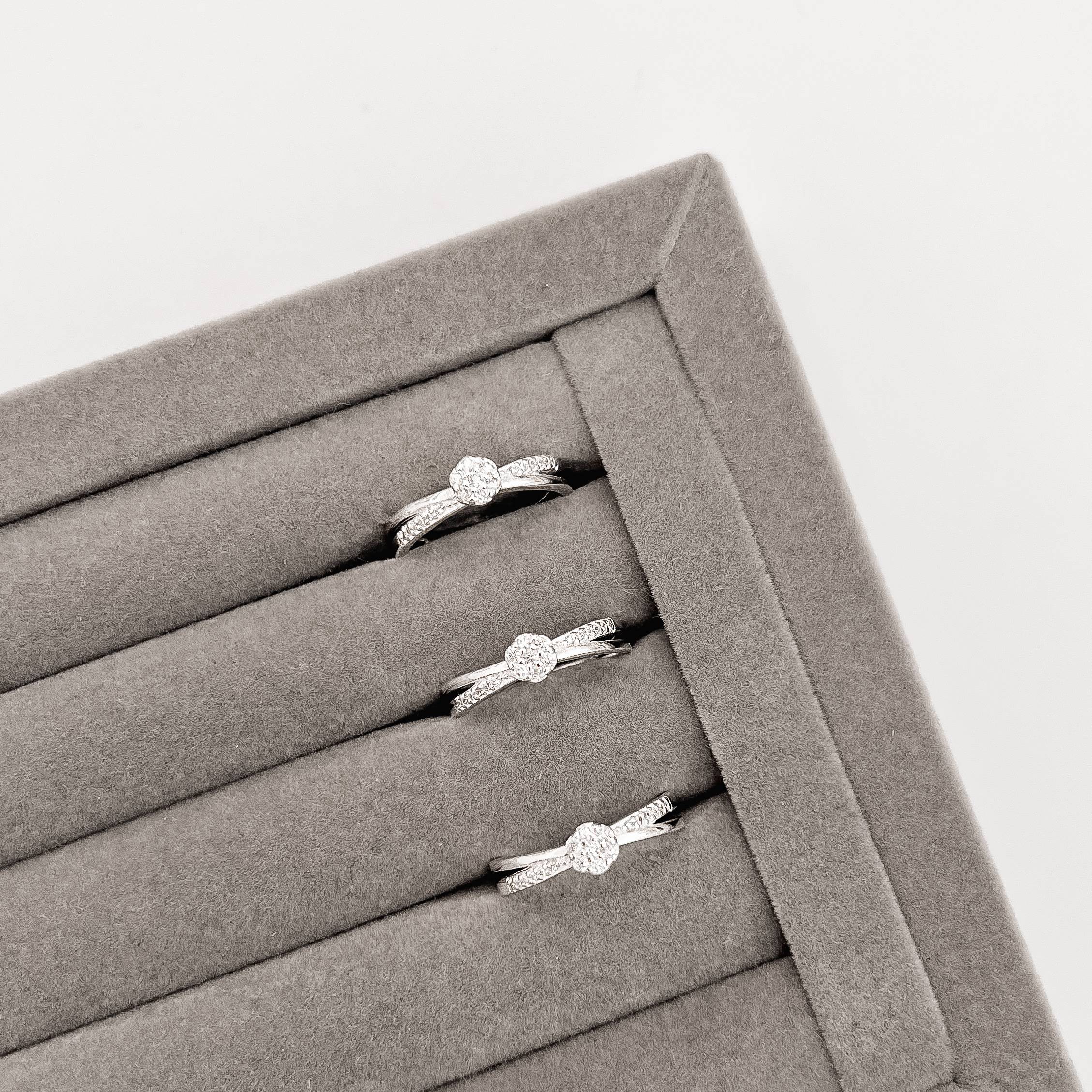 Imagem Anel botão cravejado com fio duplo 