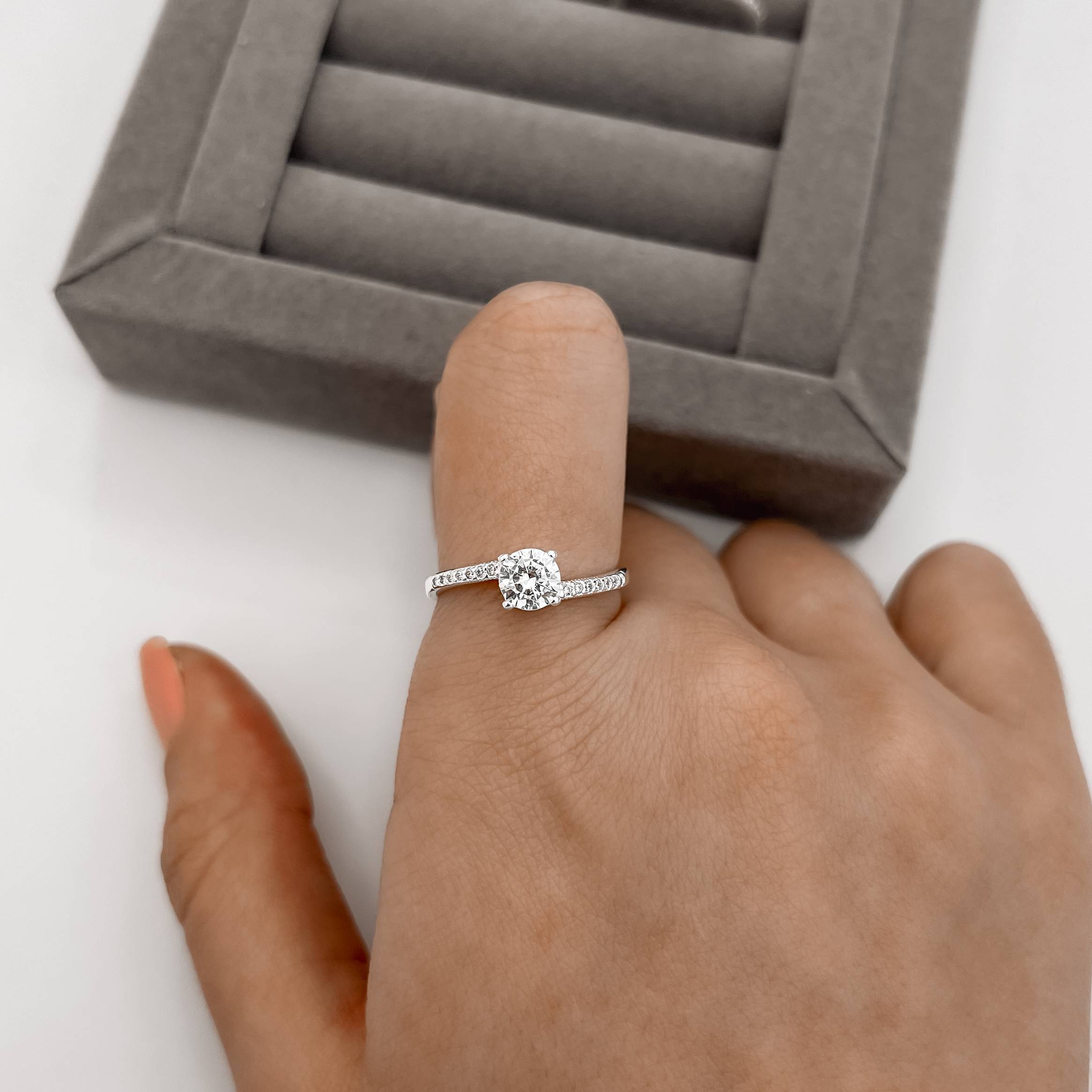 Imagem Anel solitário 6mm fio cravejado