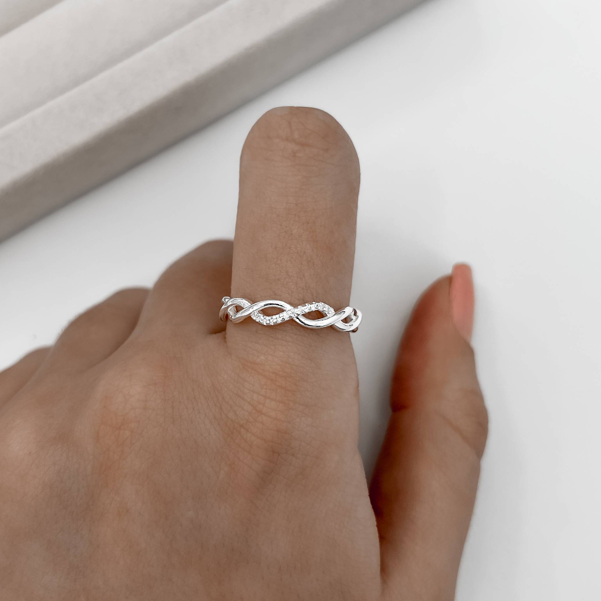 Imagem Anel trançado com detalhe cravejado