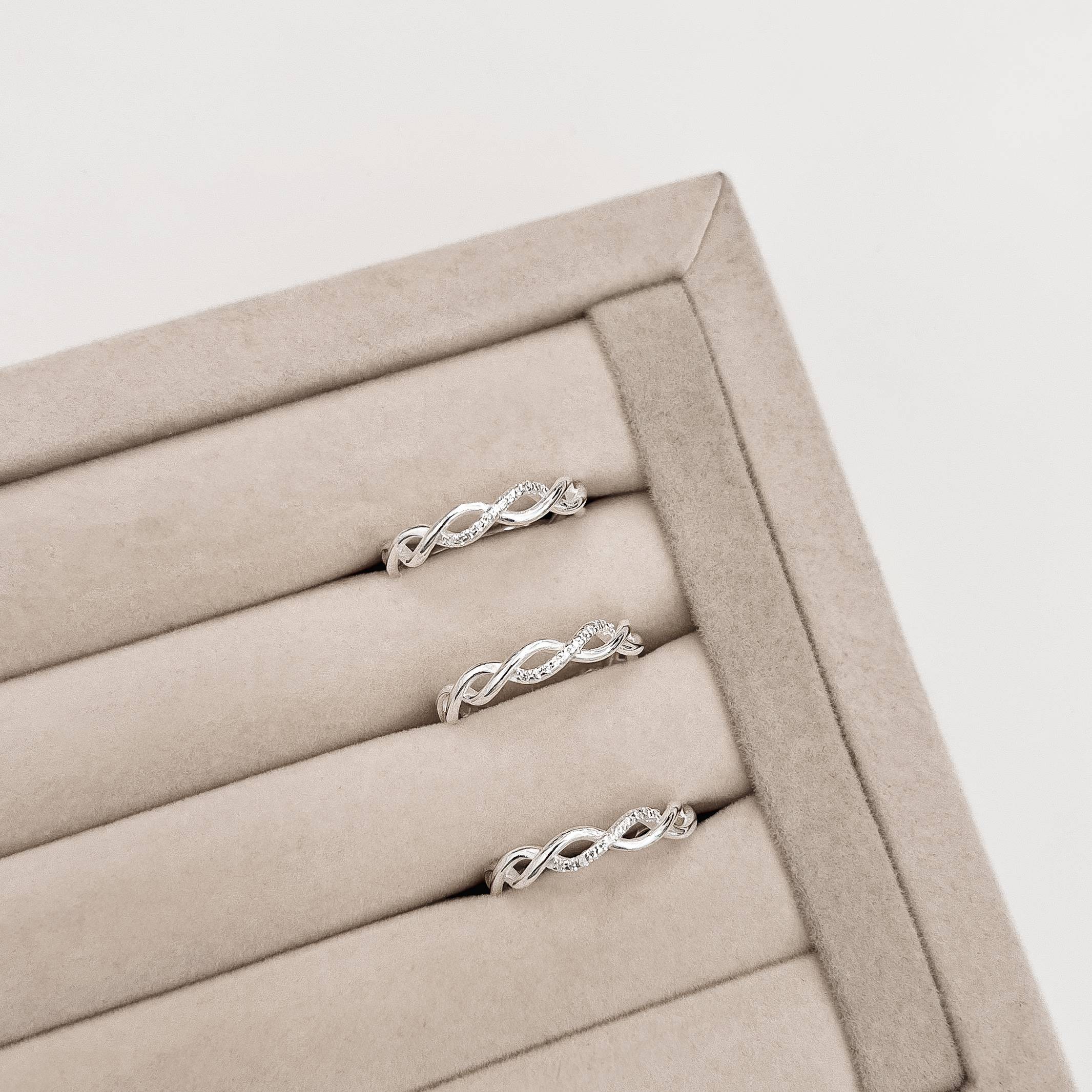 Imagem Secundária Anel trançado com detalhe cravejado