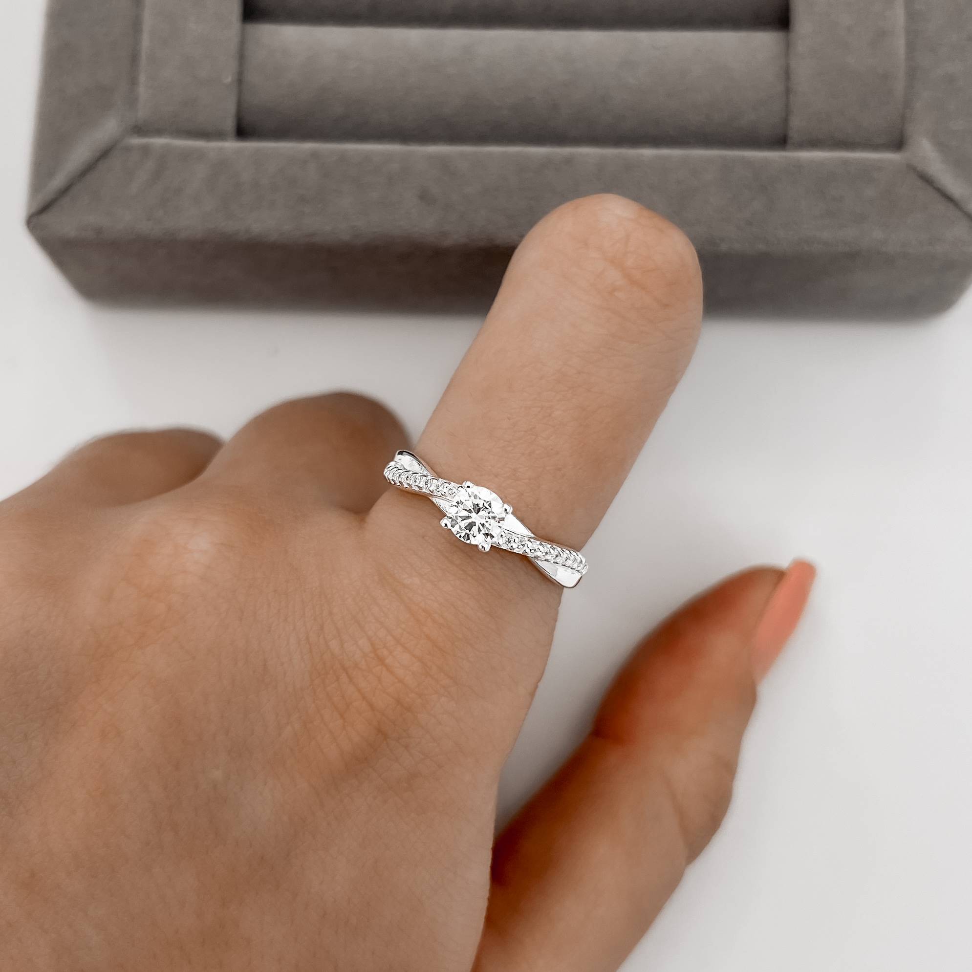 Imagem Secundária Anel solitário 5mm com fio trançado cravejado