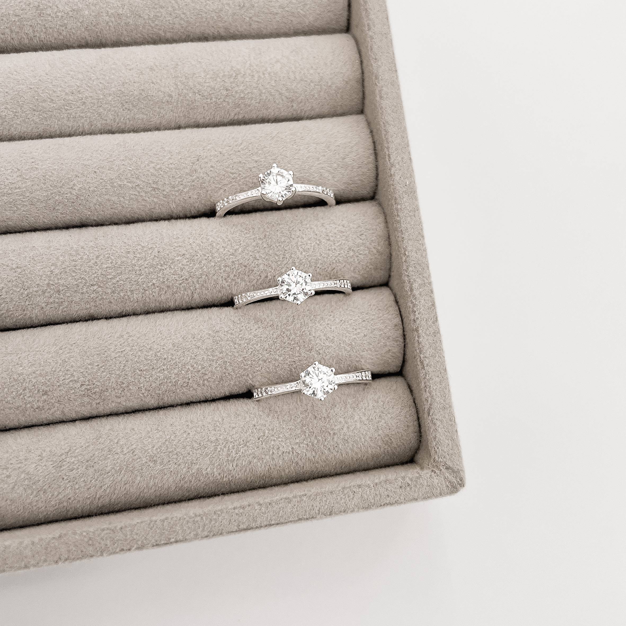 Imagem Anel solitário 5mm com cravejado