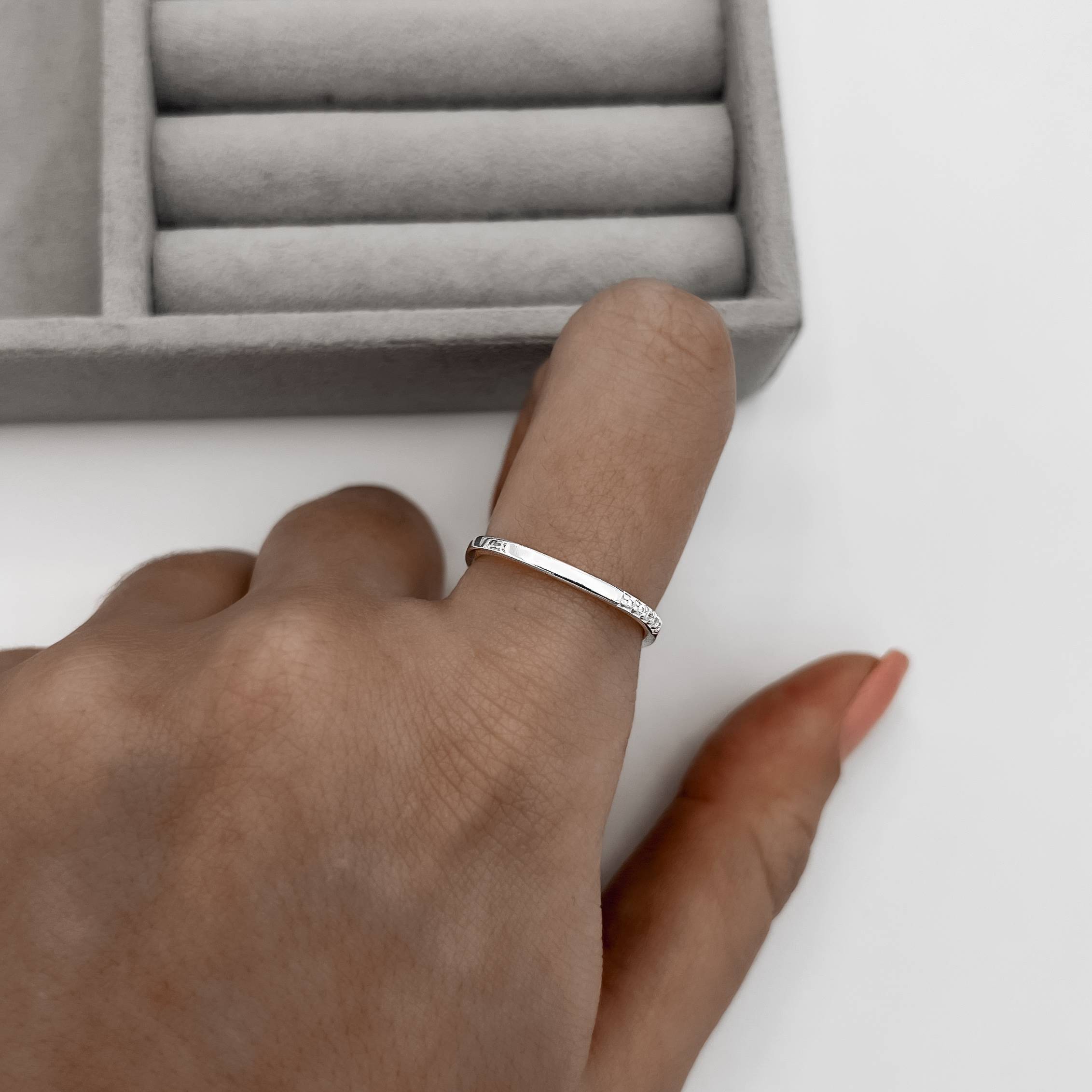 Imagem Secundária Anel quadrado com detalhe cravejado