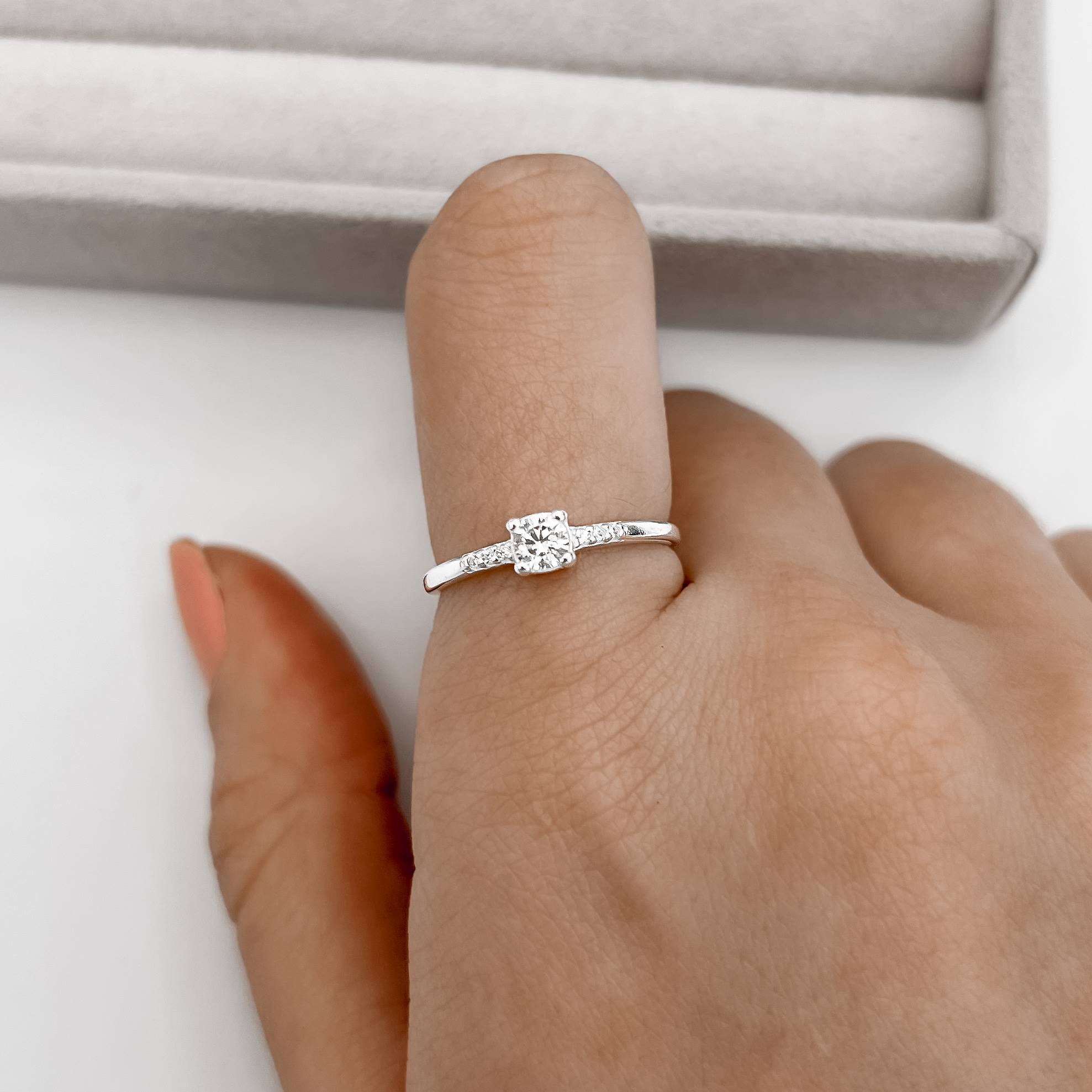 Imagem Anel solitário 4mm caixa alta com cravejado