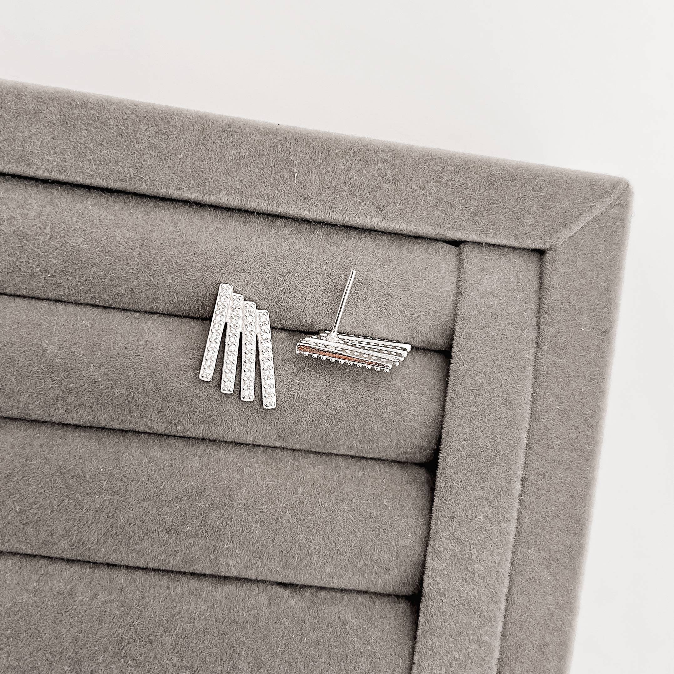 Imagem Brinco 4 palitos cravejados 17mm