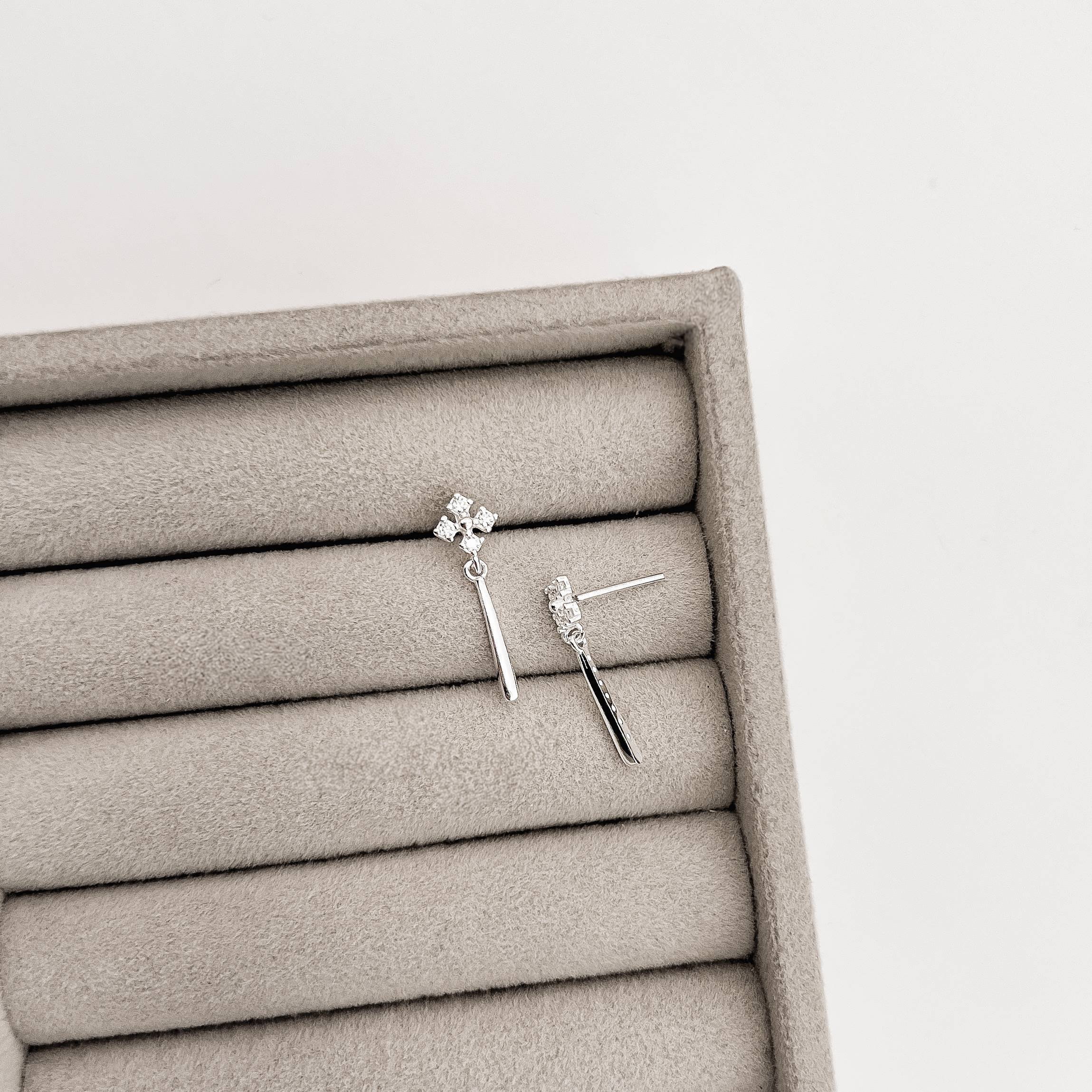 Imagem Brinco trevo cravejado 6mm pingente palito 14mm