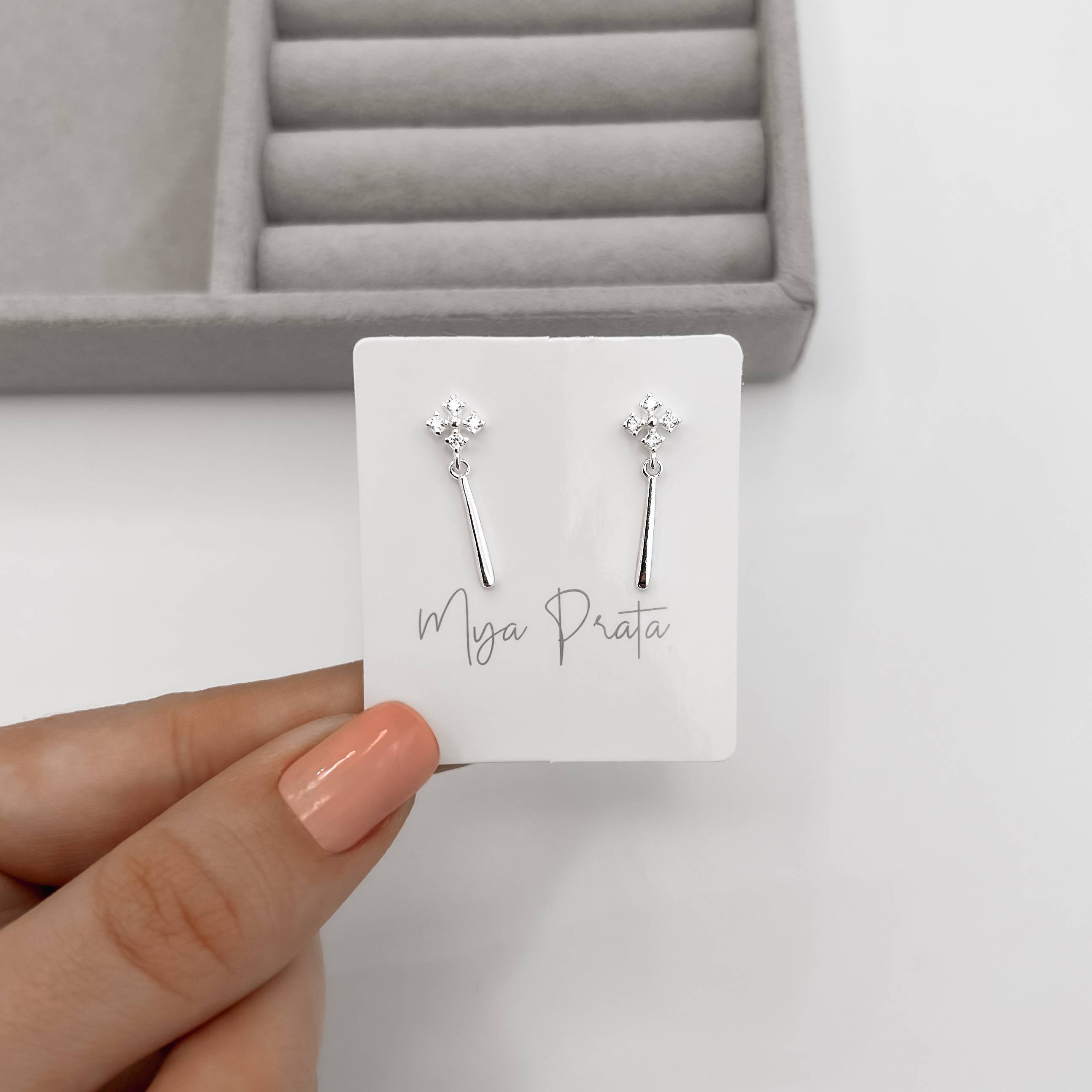 Imagem Secundária Brinco trevo cravejado 6mm pingente palito 14mm