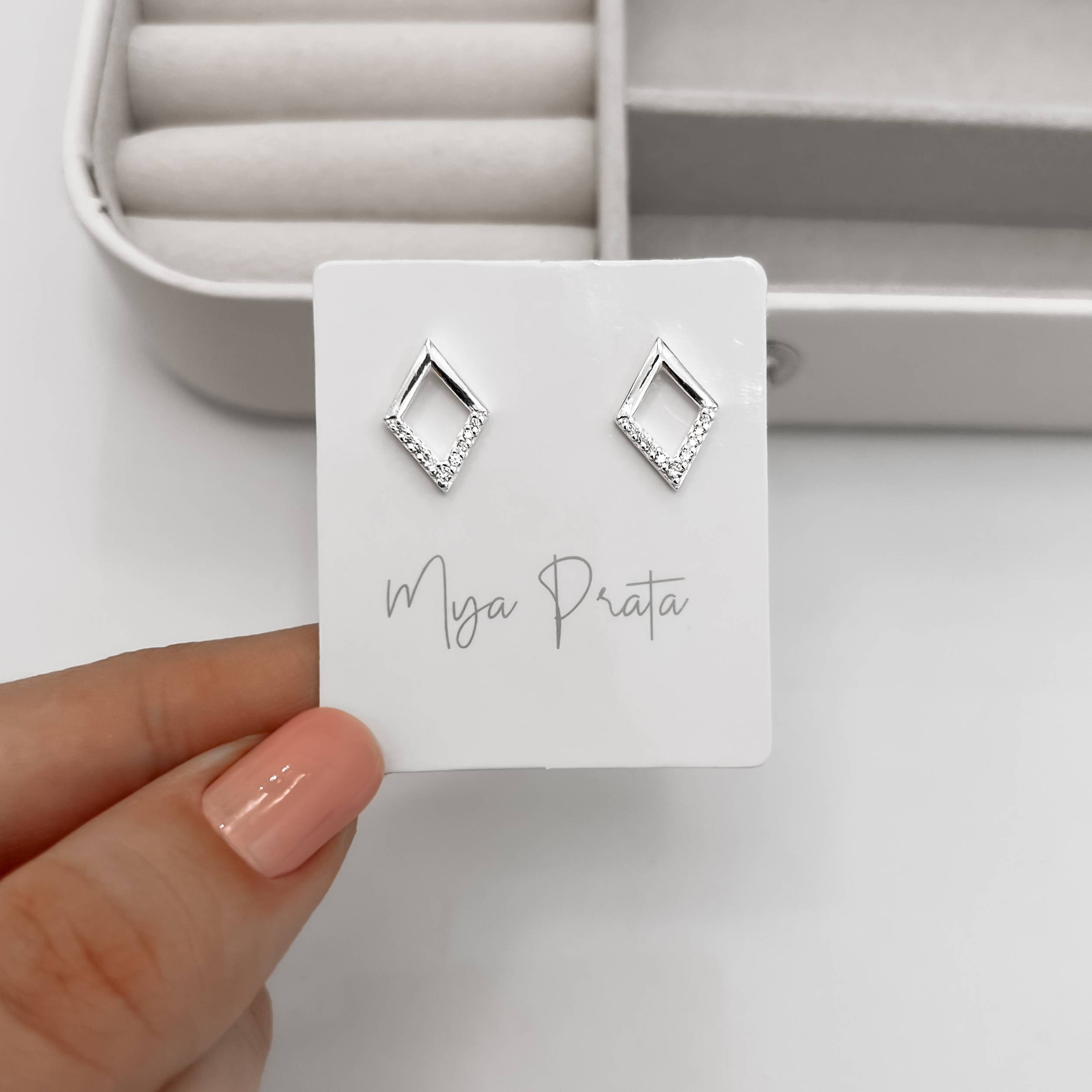 Imagem Brinco losango vazado detalhe cravejado 14mm