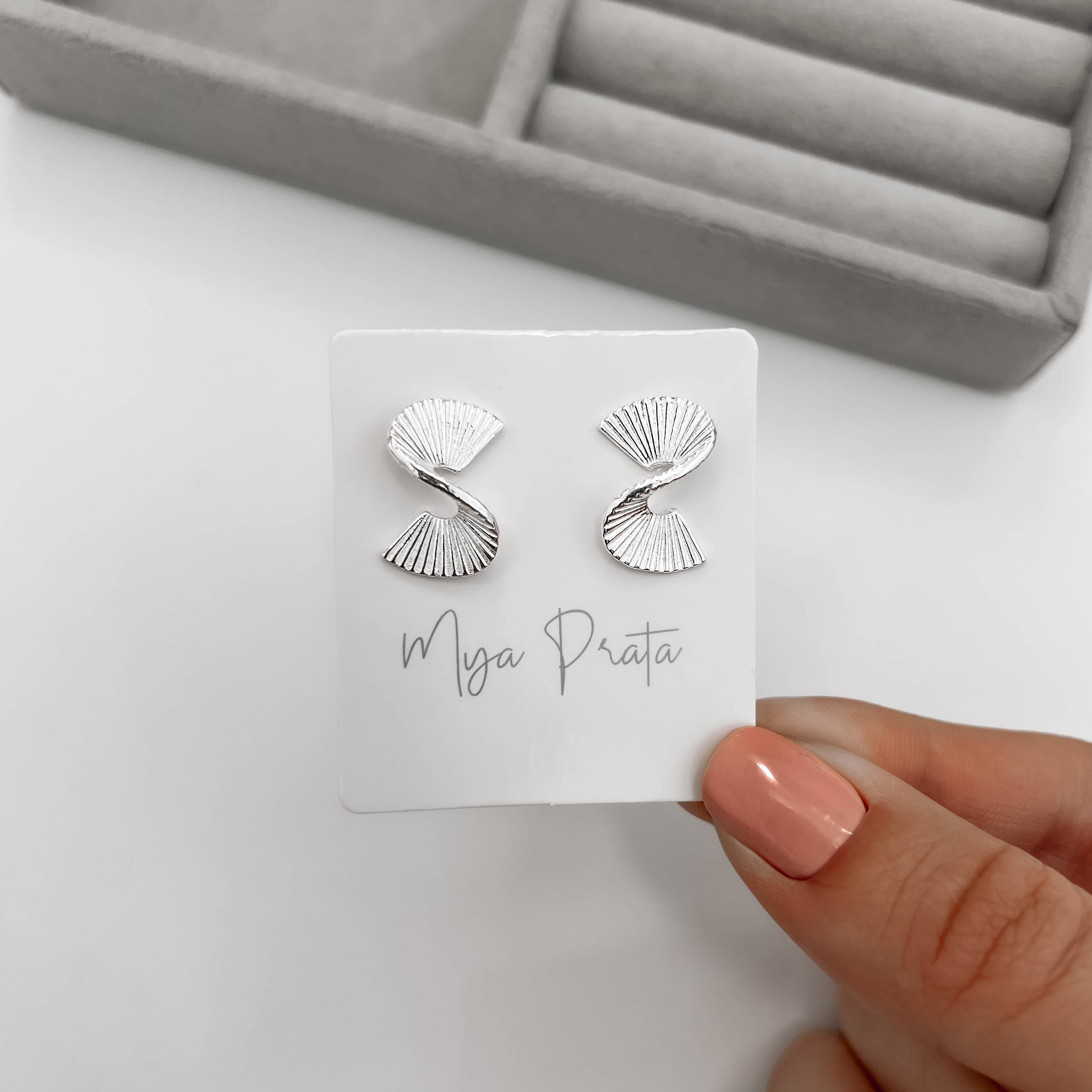 Imagem Secundária Brinco curva riscada 17mm