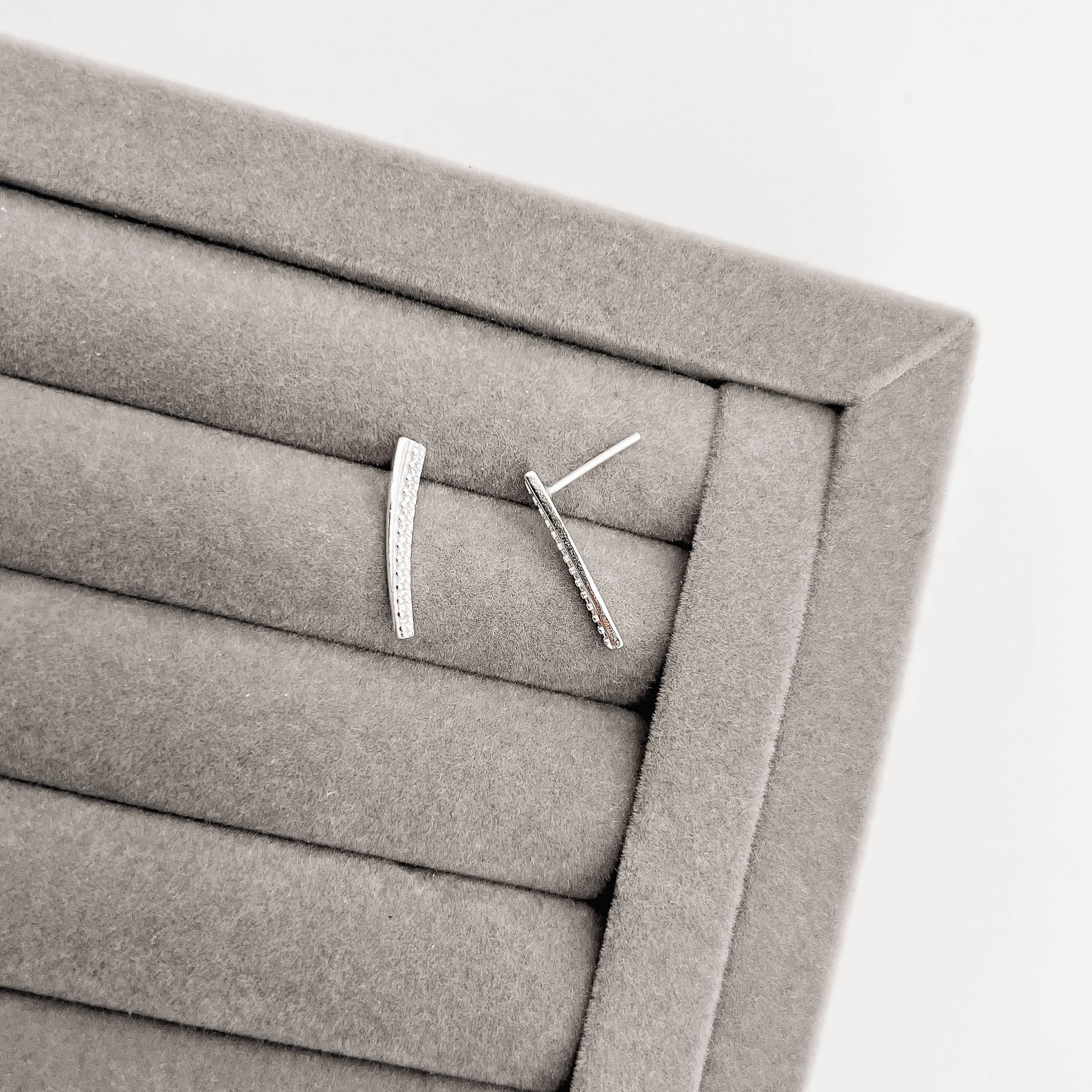 Imagem Brinco palito curvado cravejado 18mm