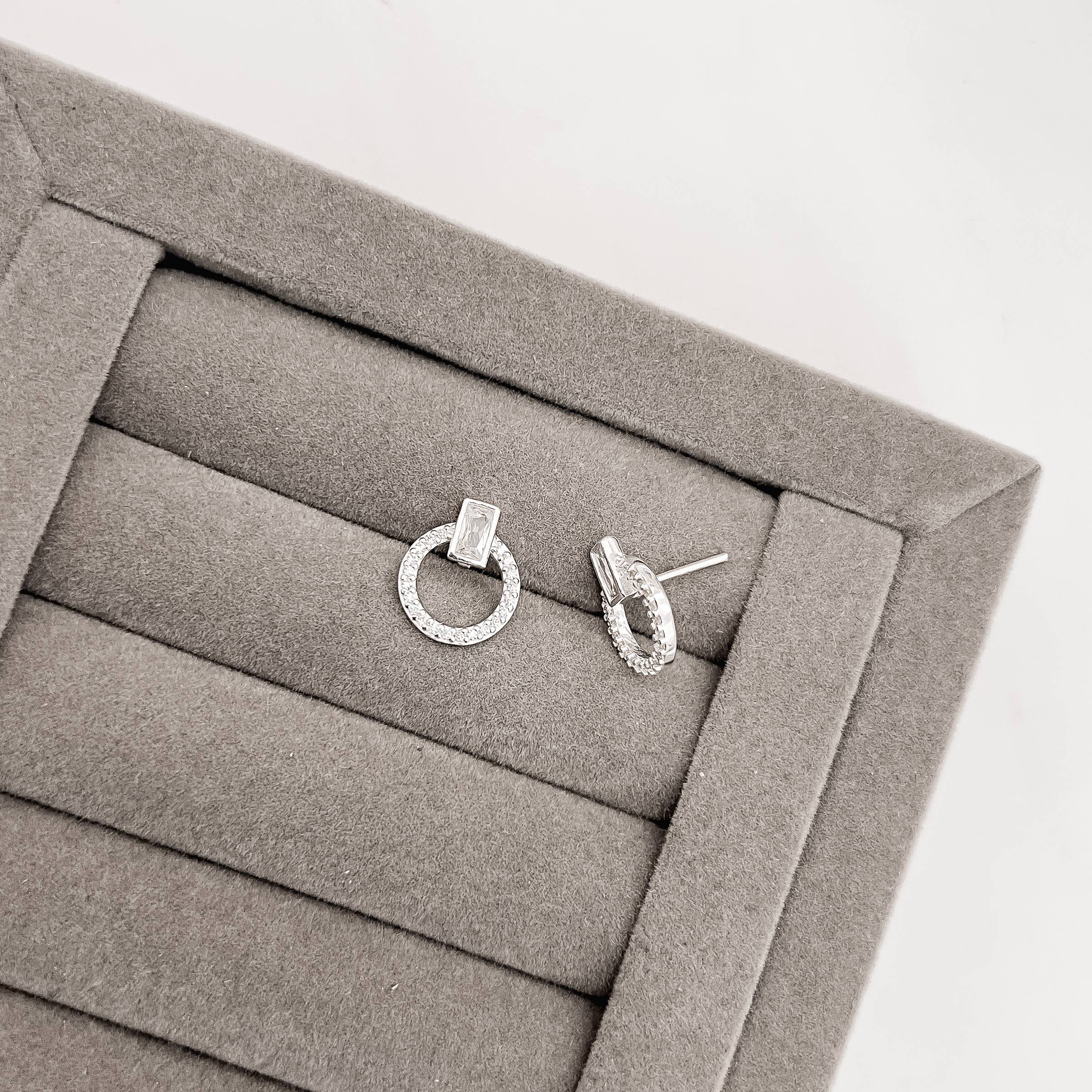 Imagem Brinco zircônia retangular com círculo vazado cravejado 14mm