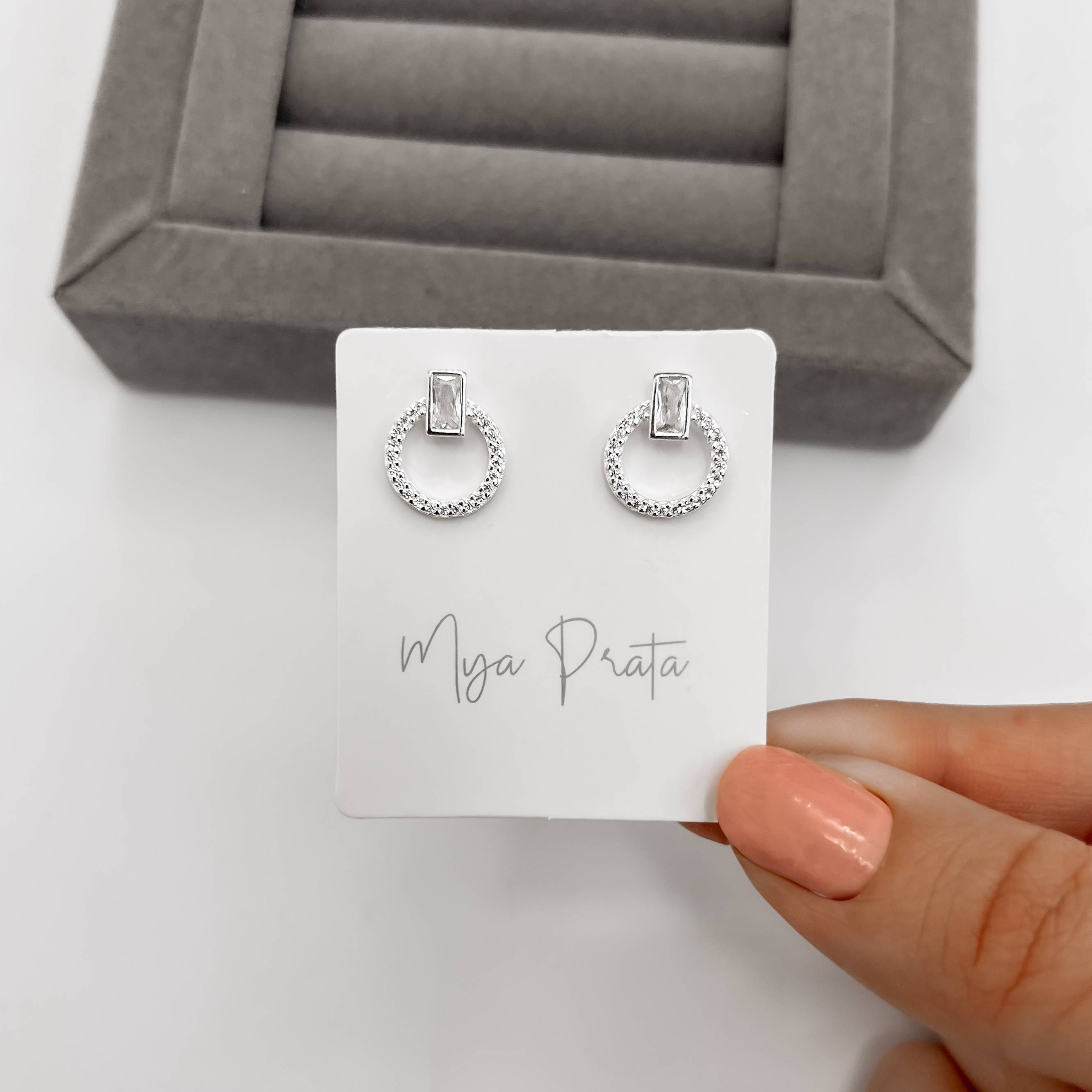 Imagem Secundária Brinco zircônia retangular com círculo vazado cravejado 14mm