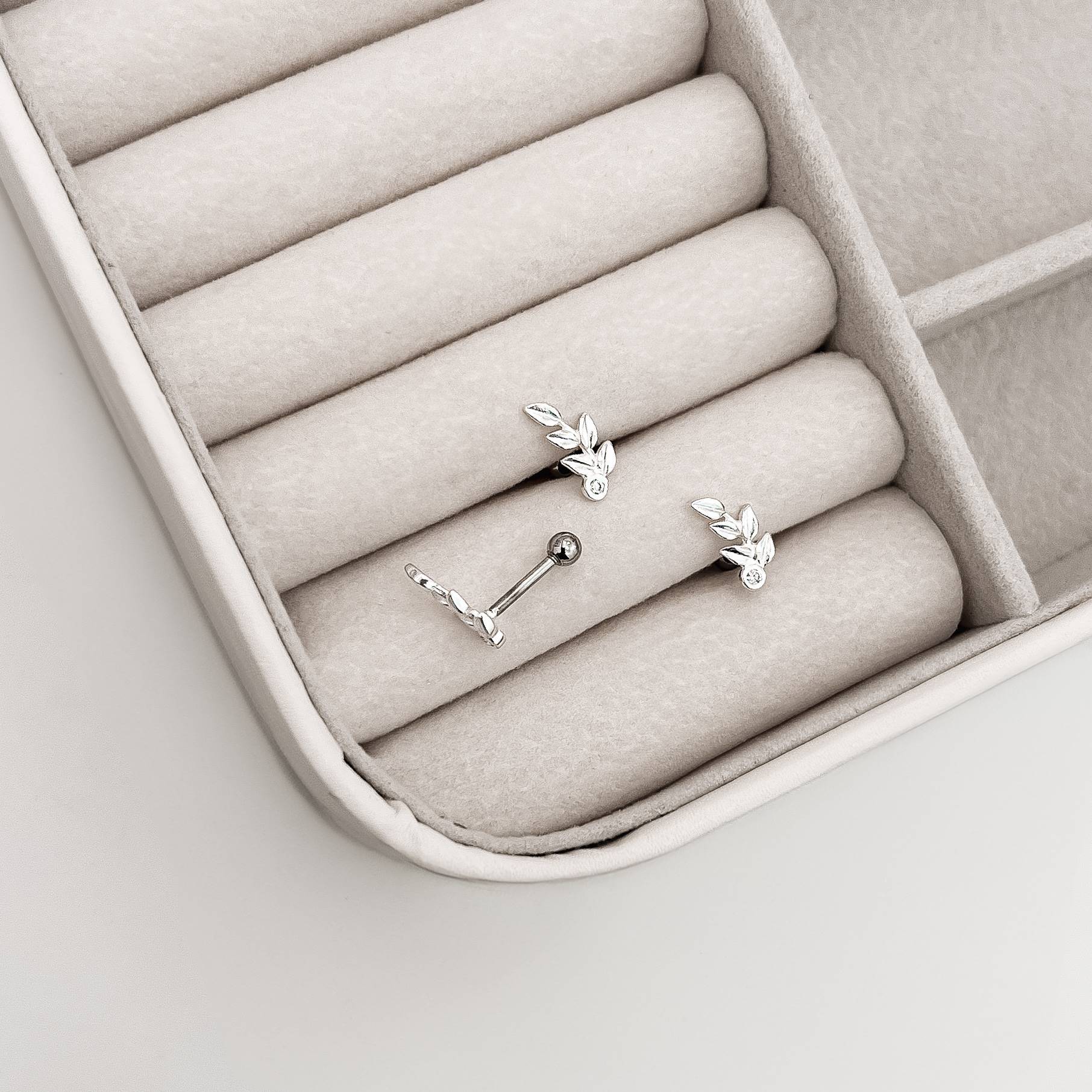 Piercing haste hera detalhe zircônia 10mm orelha esquerda