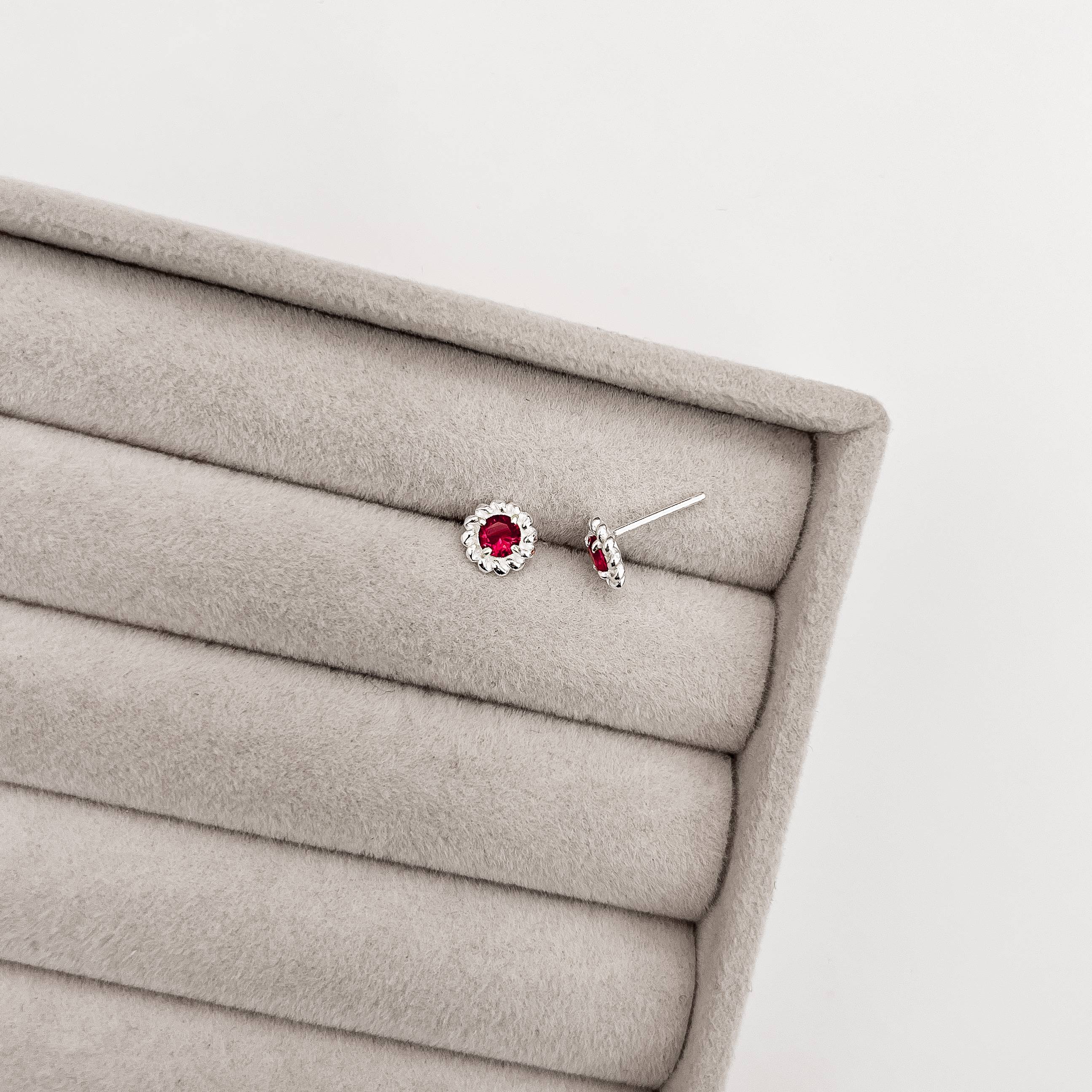 Imagem Brinco zircônia redonda cereja detalhe torcido 7mm