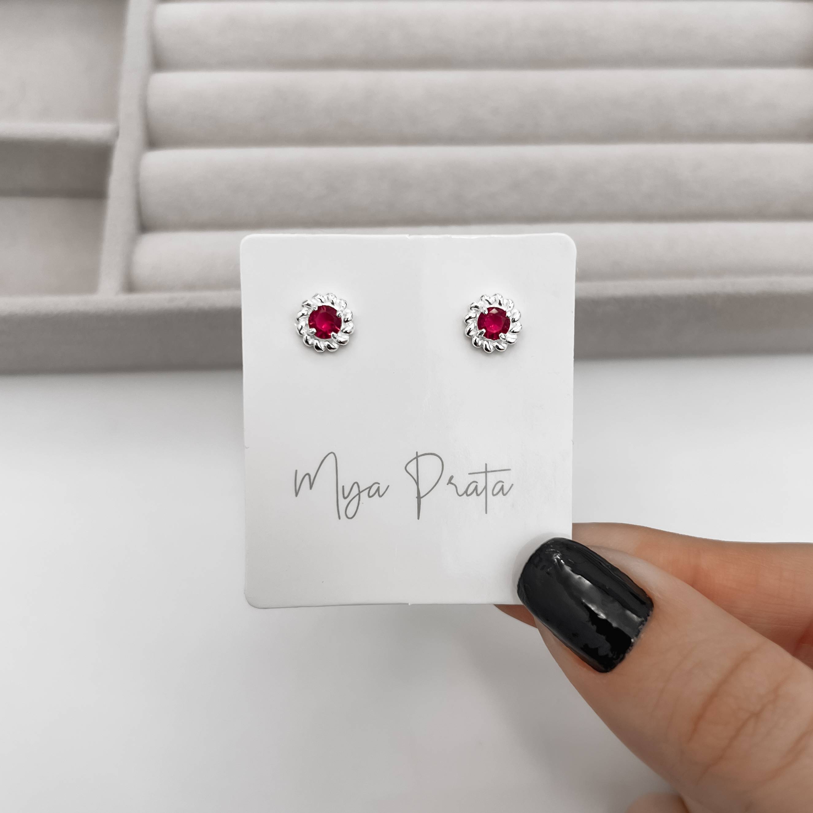 Imagem Secundária Brinco zircônia redonda cereja detalhe torcido 7mm