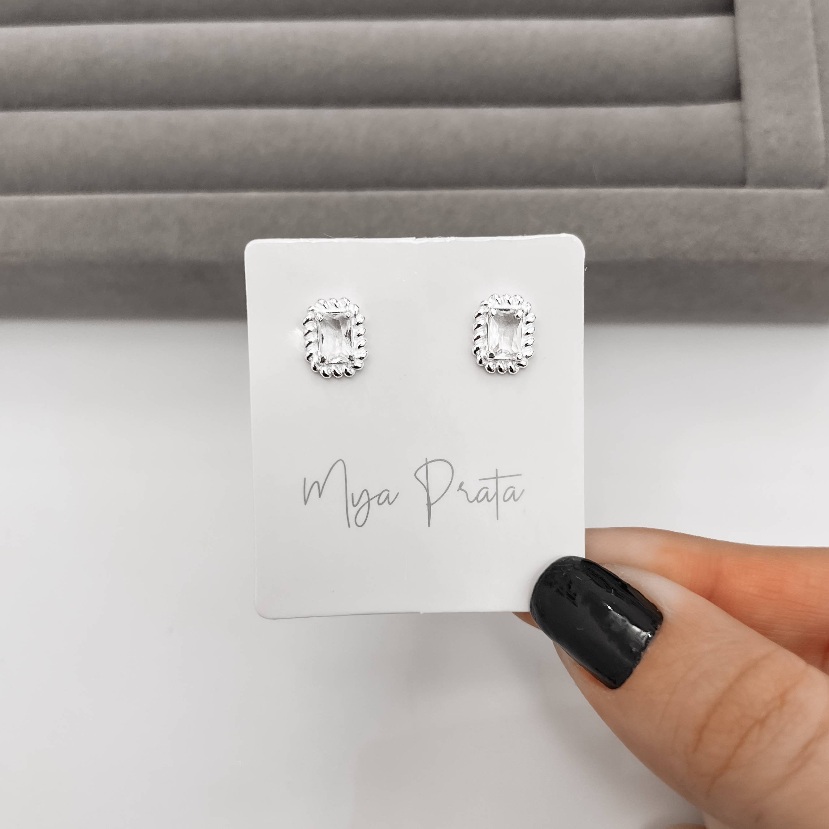 Imagem Secundária Brinco zircônia retangular cristal detalhe torcido 10mm