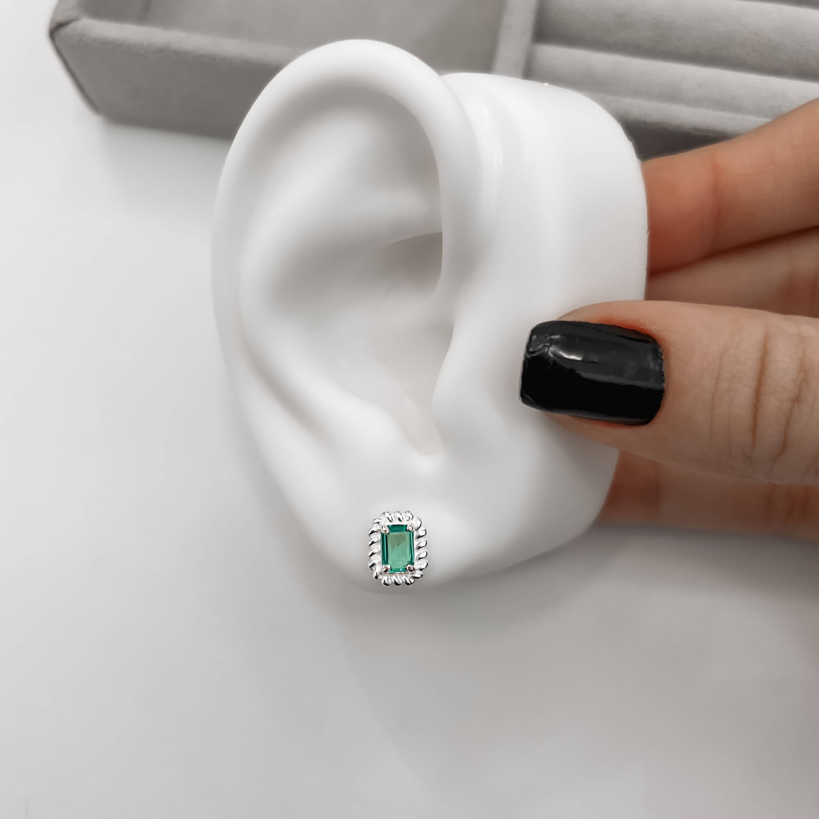 Imagem Secundária Brinco zircônia retangular acqua detalhe torcido 10mm