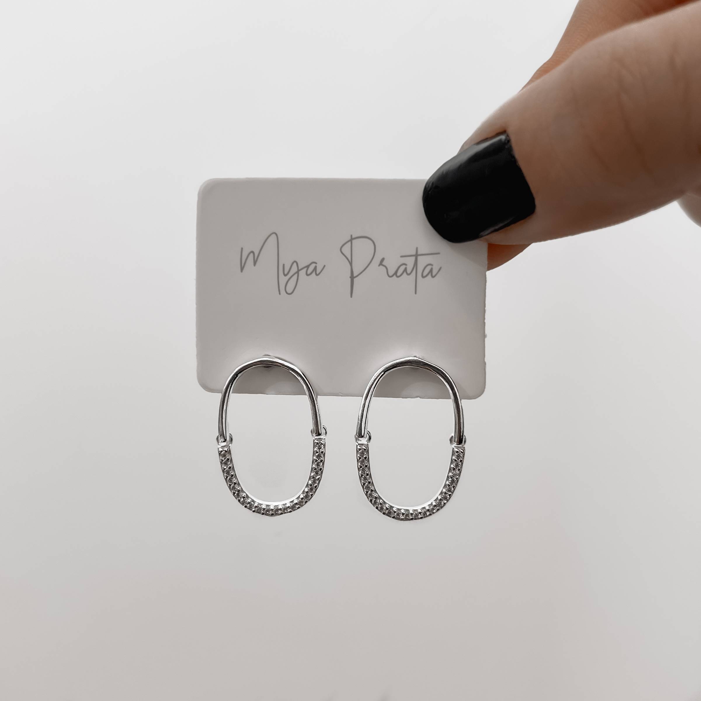 Imagem Brinco oval vazado com pingente cravejado 22mm