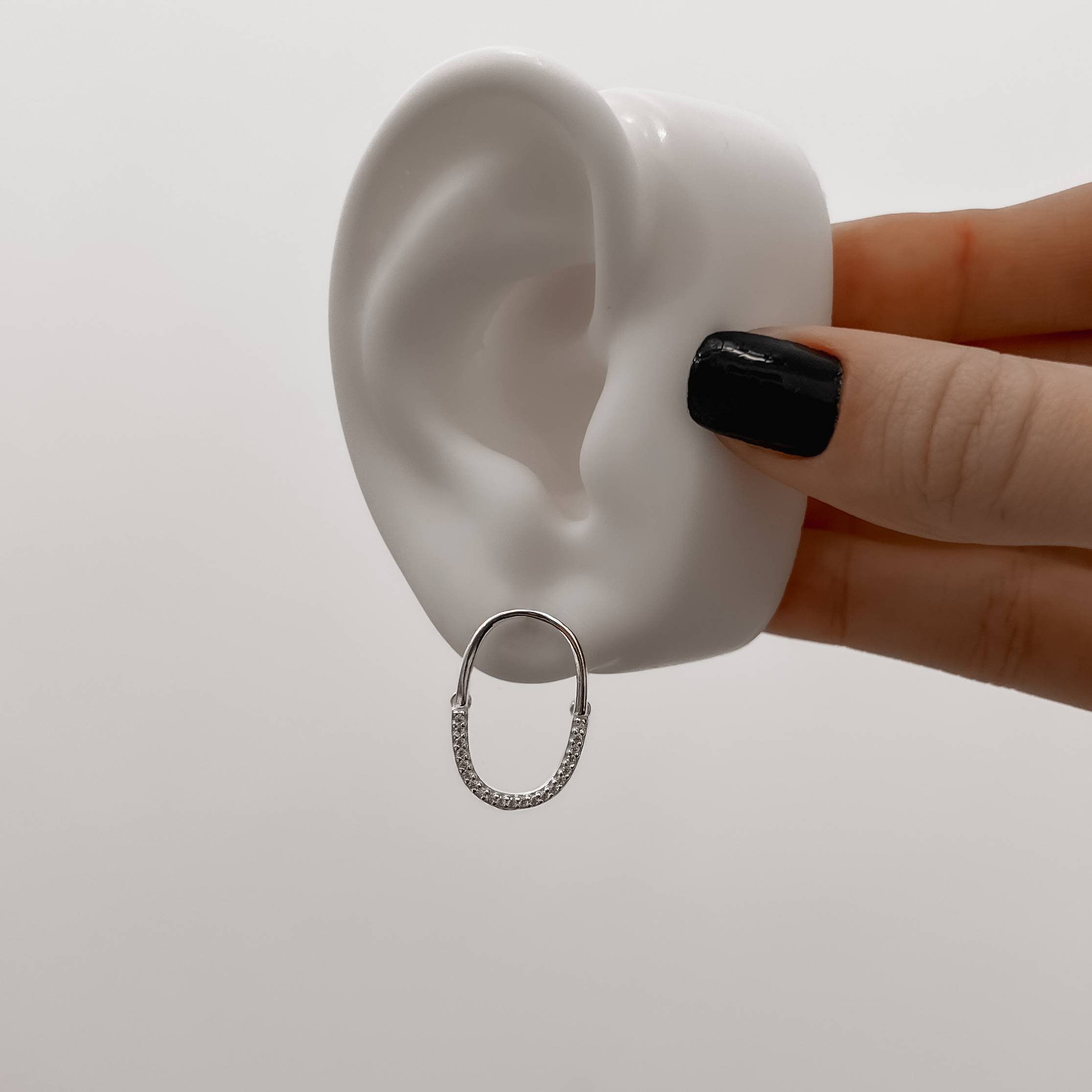 Imagem Secundária Brinco oval vazado com pingente cravejado 22mm