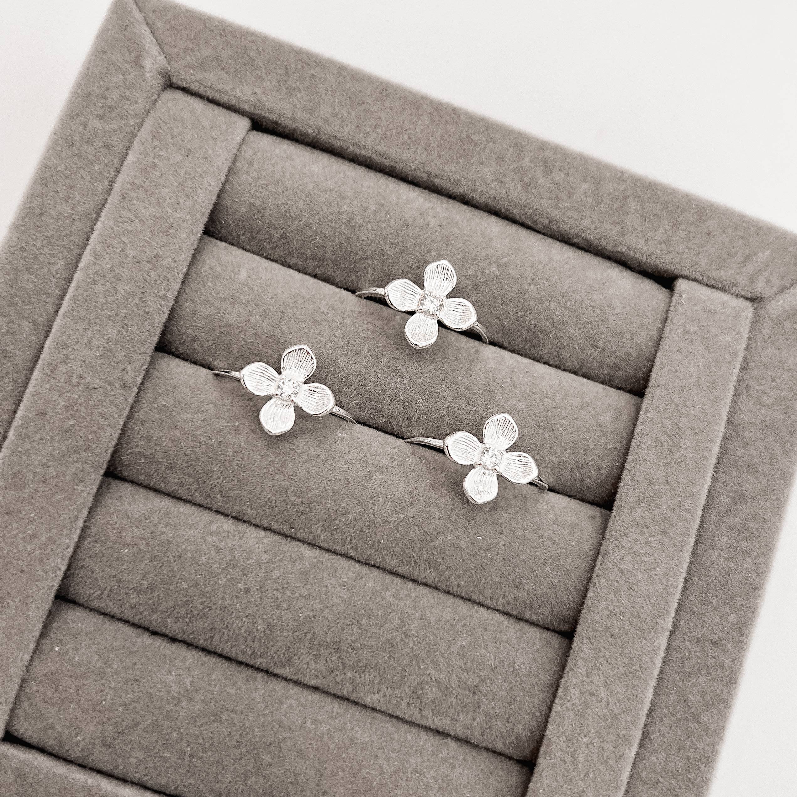 Imagem Anel flor 4 pétalas com zircônia